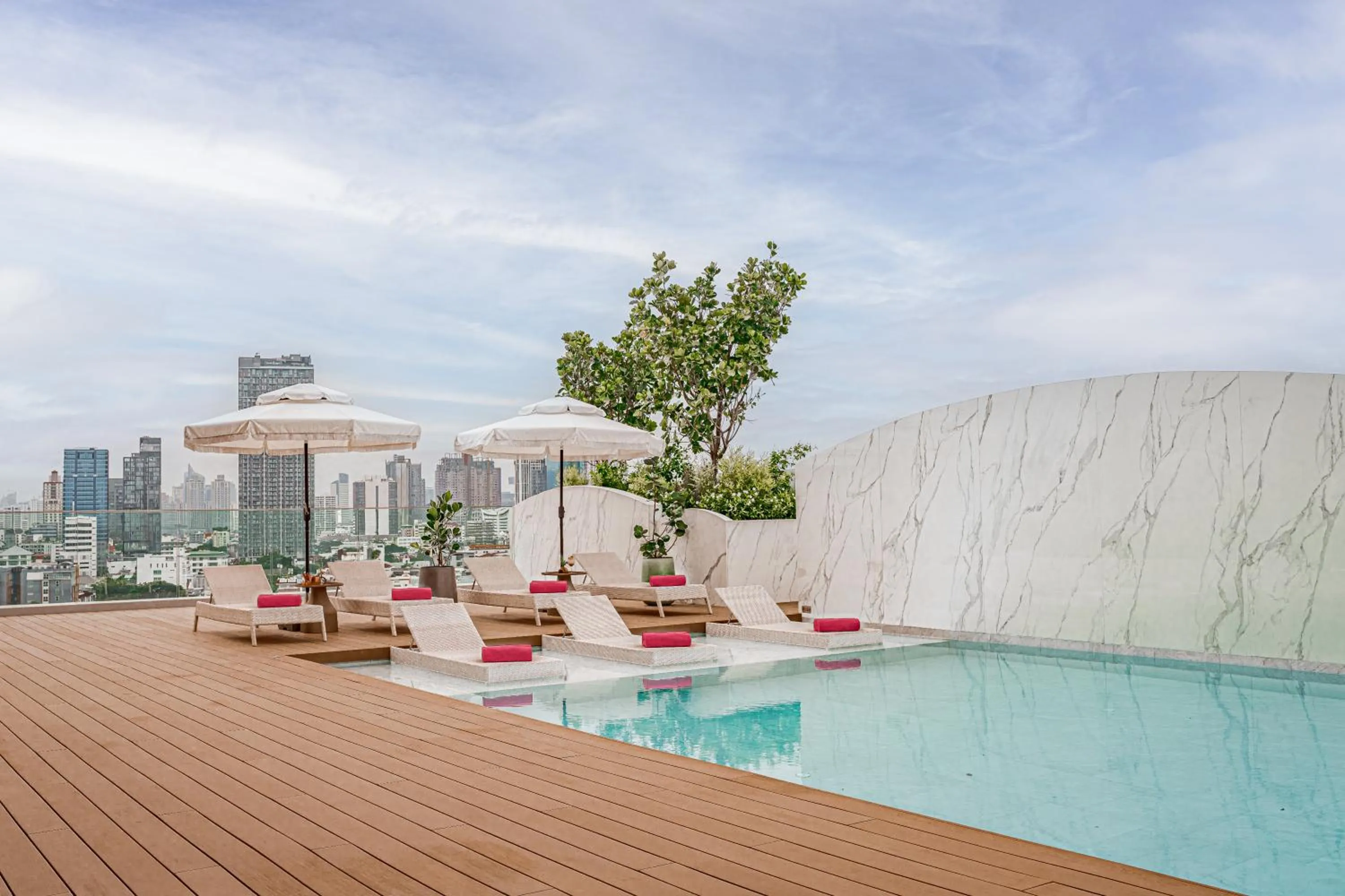 Swimming pool in Aspira Residence Sukhumvit 71