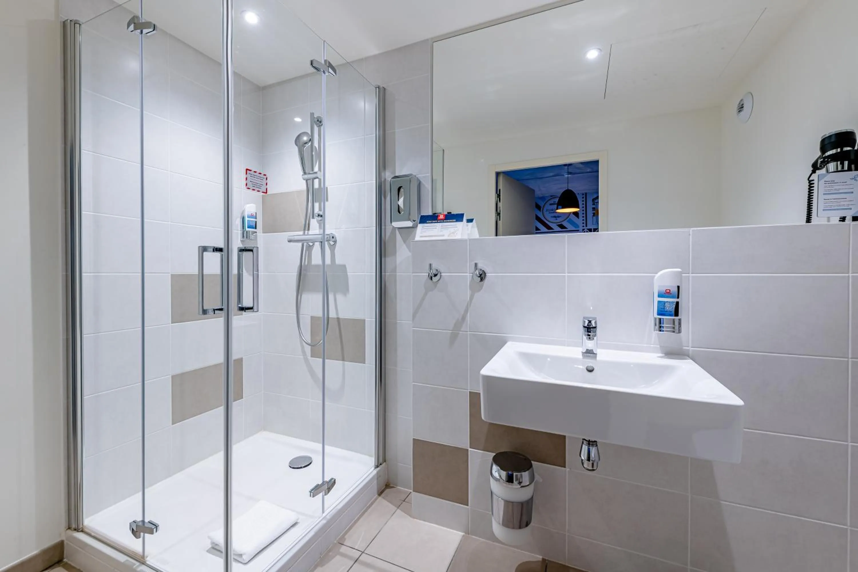 Bathroom in MEININGER Hotel Bordeaux Gare Saint-Jean