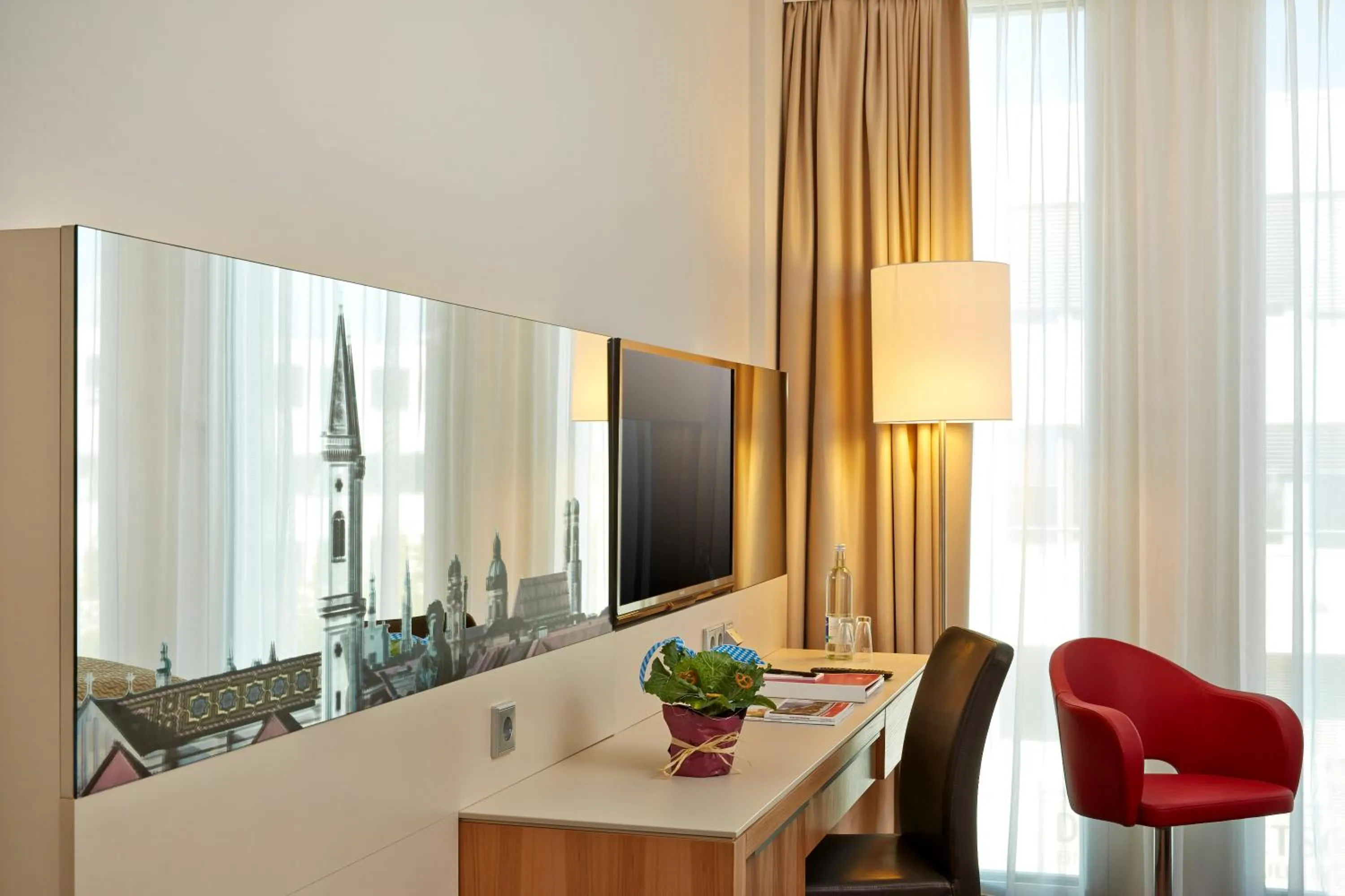 Seating area in H4 Hotel München Messe