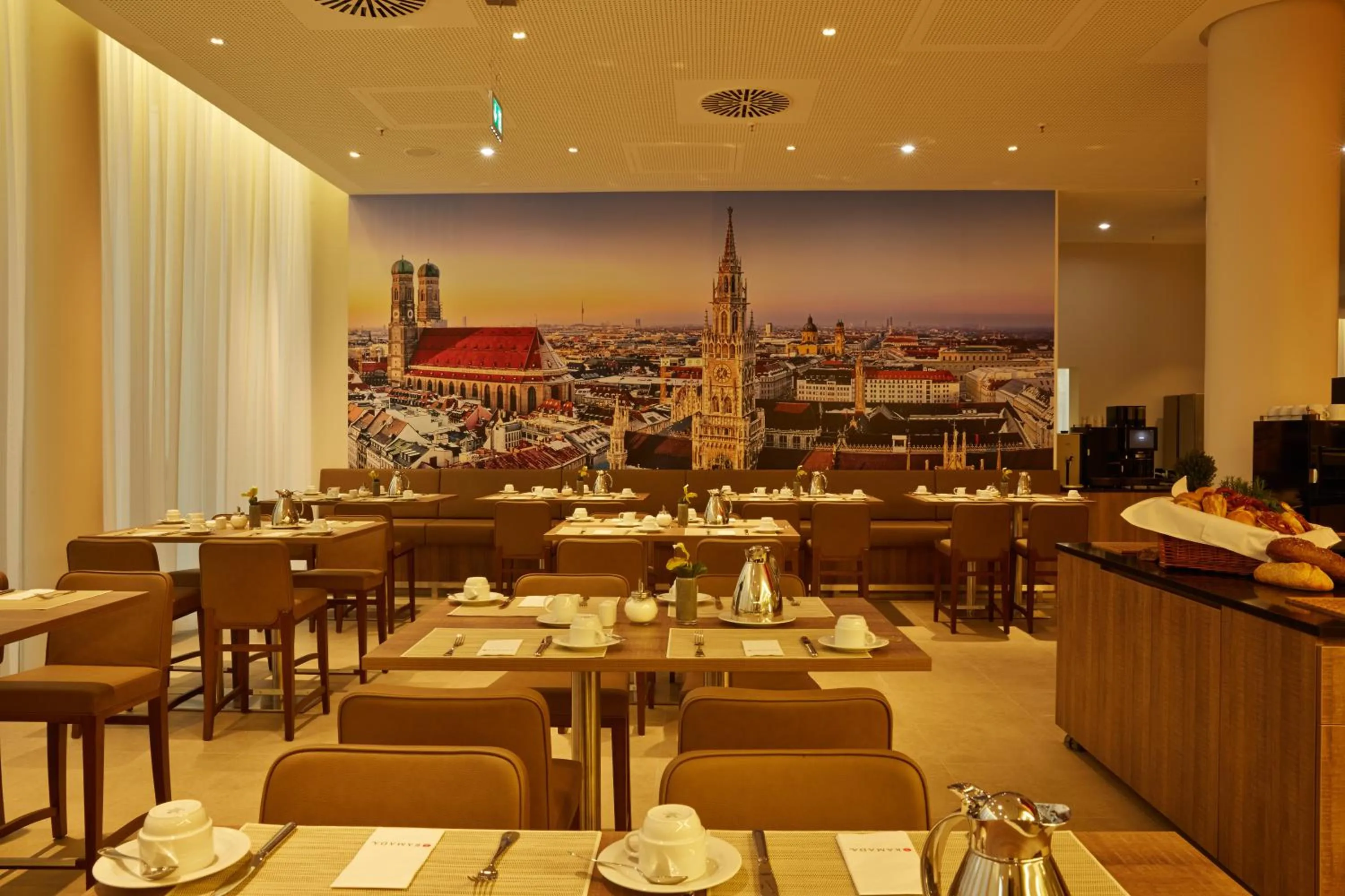 Restaurant/places to eat in H4 Hotel München Messe