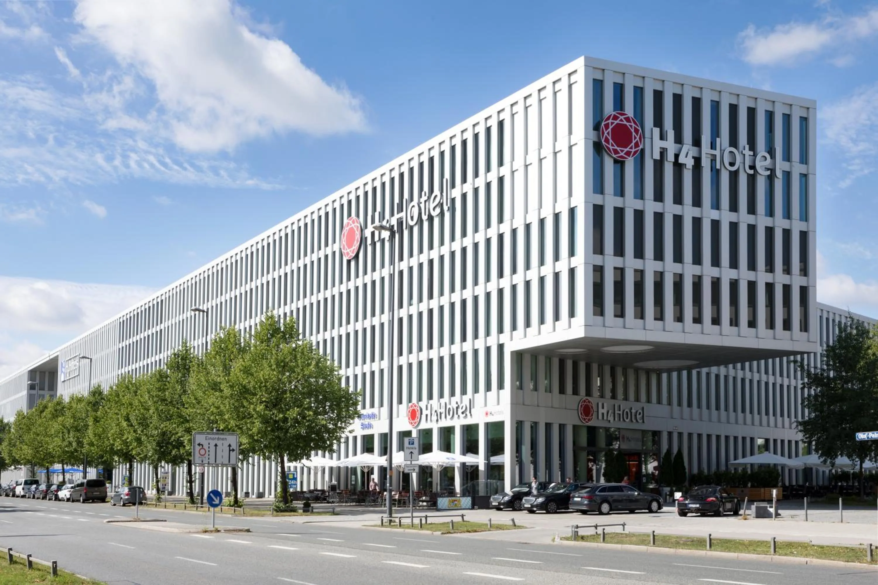 Facade/entrance in H4 Hotel München Messe