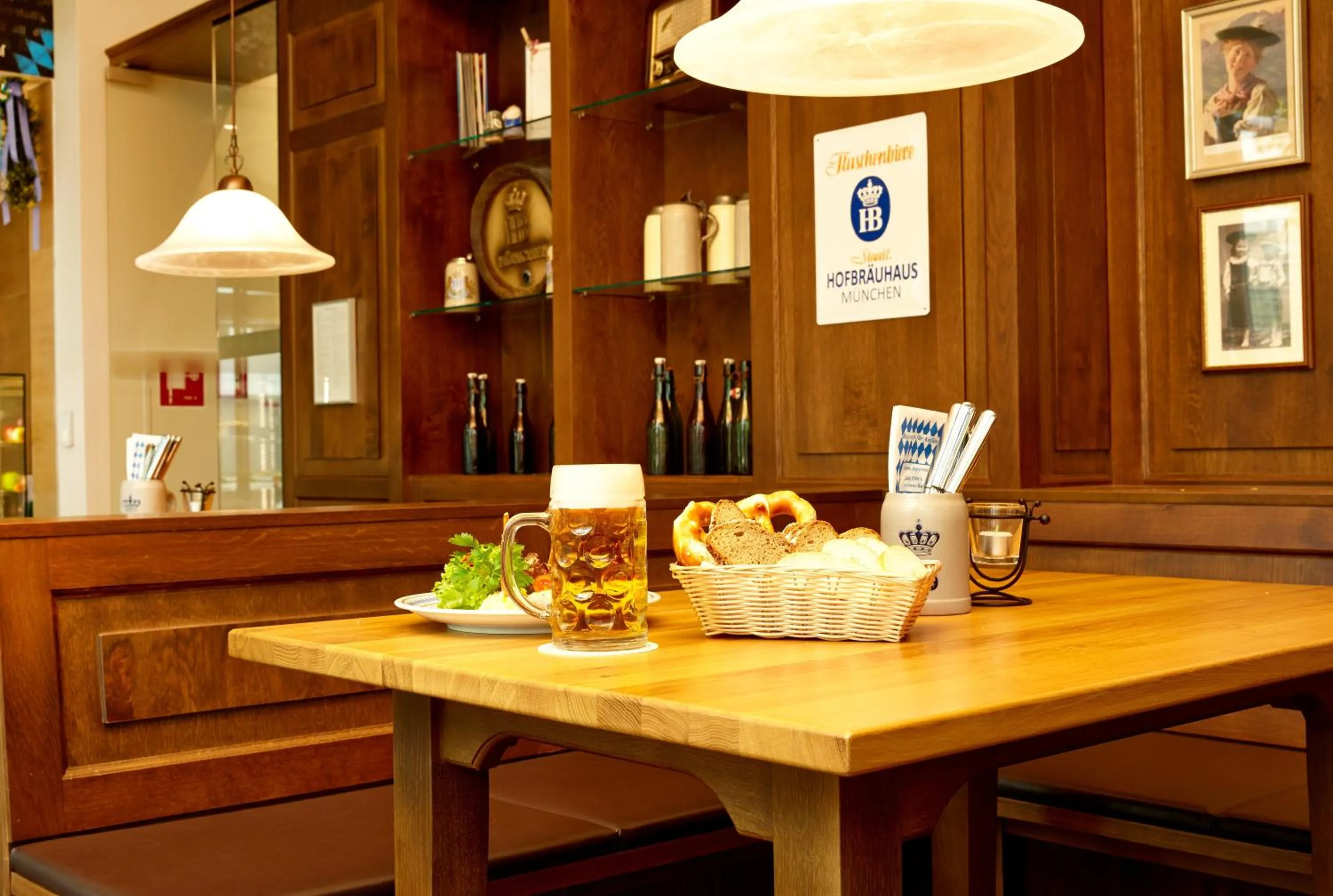 Restaurant/places to eat in H4 Hotel München Messe