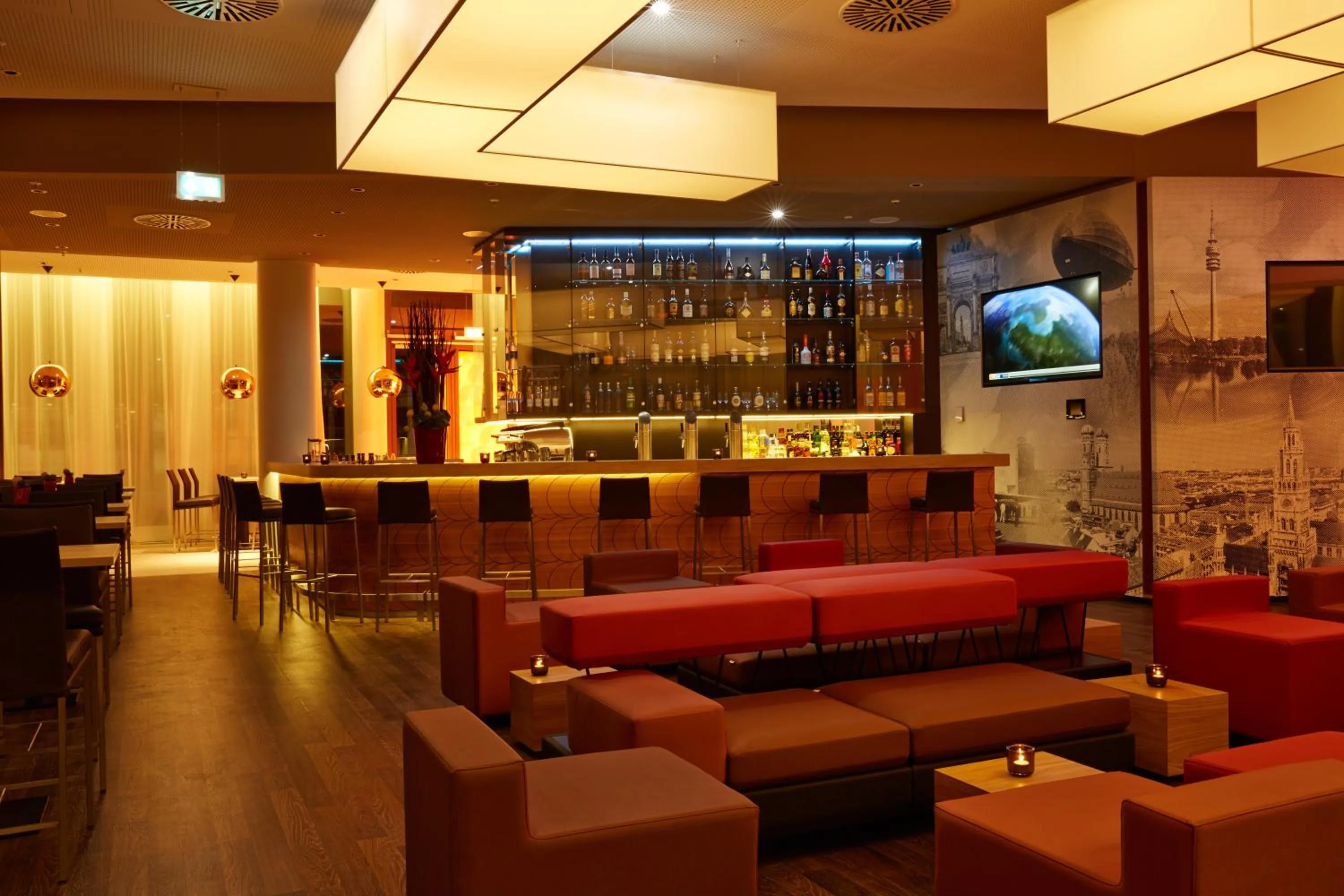 Lounge or bar in H4 Hotel München Messe