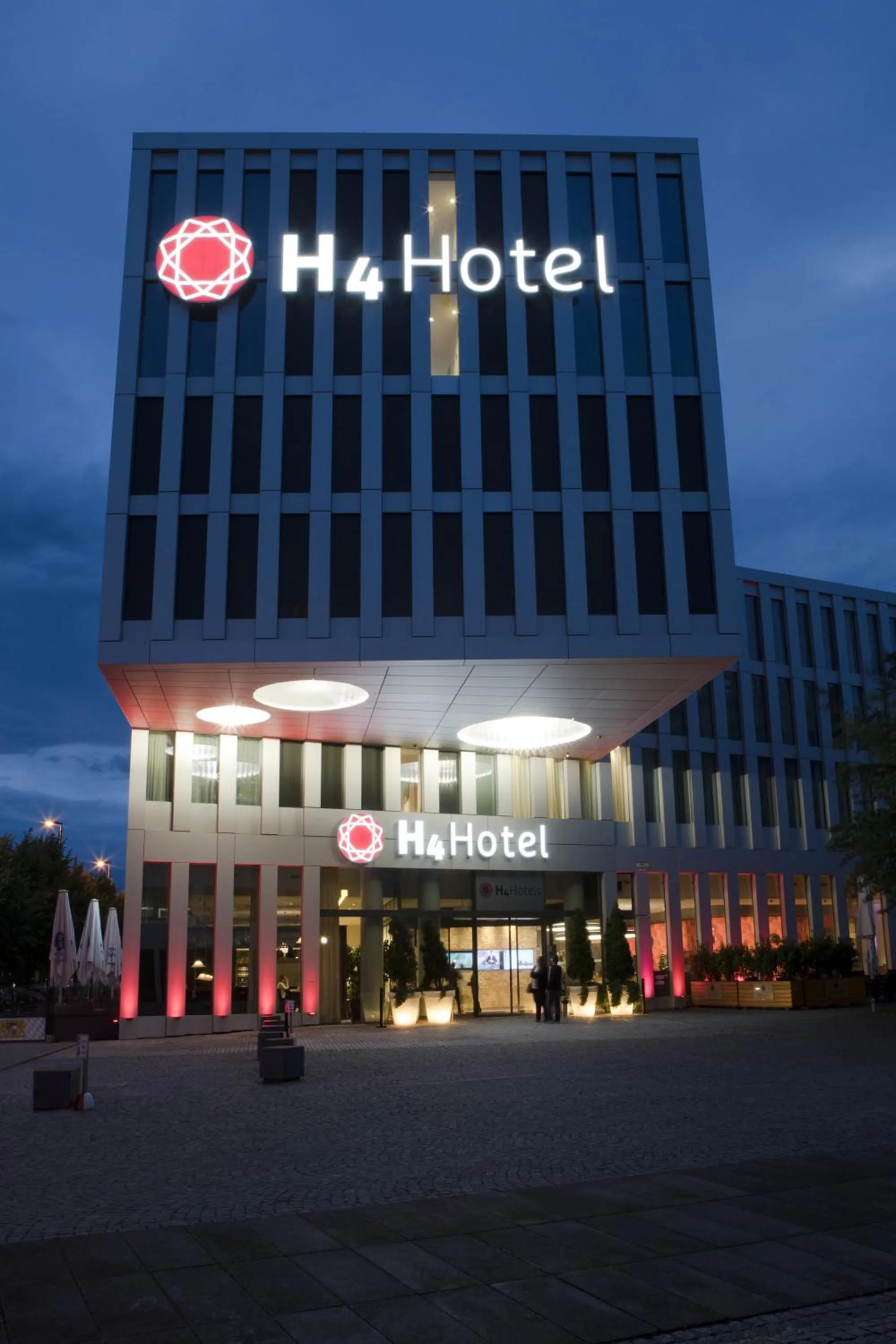 Facade/entrance in H4 Hotel München Messe
