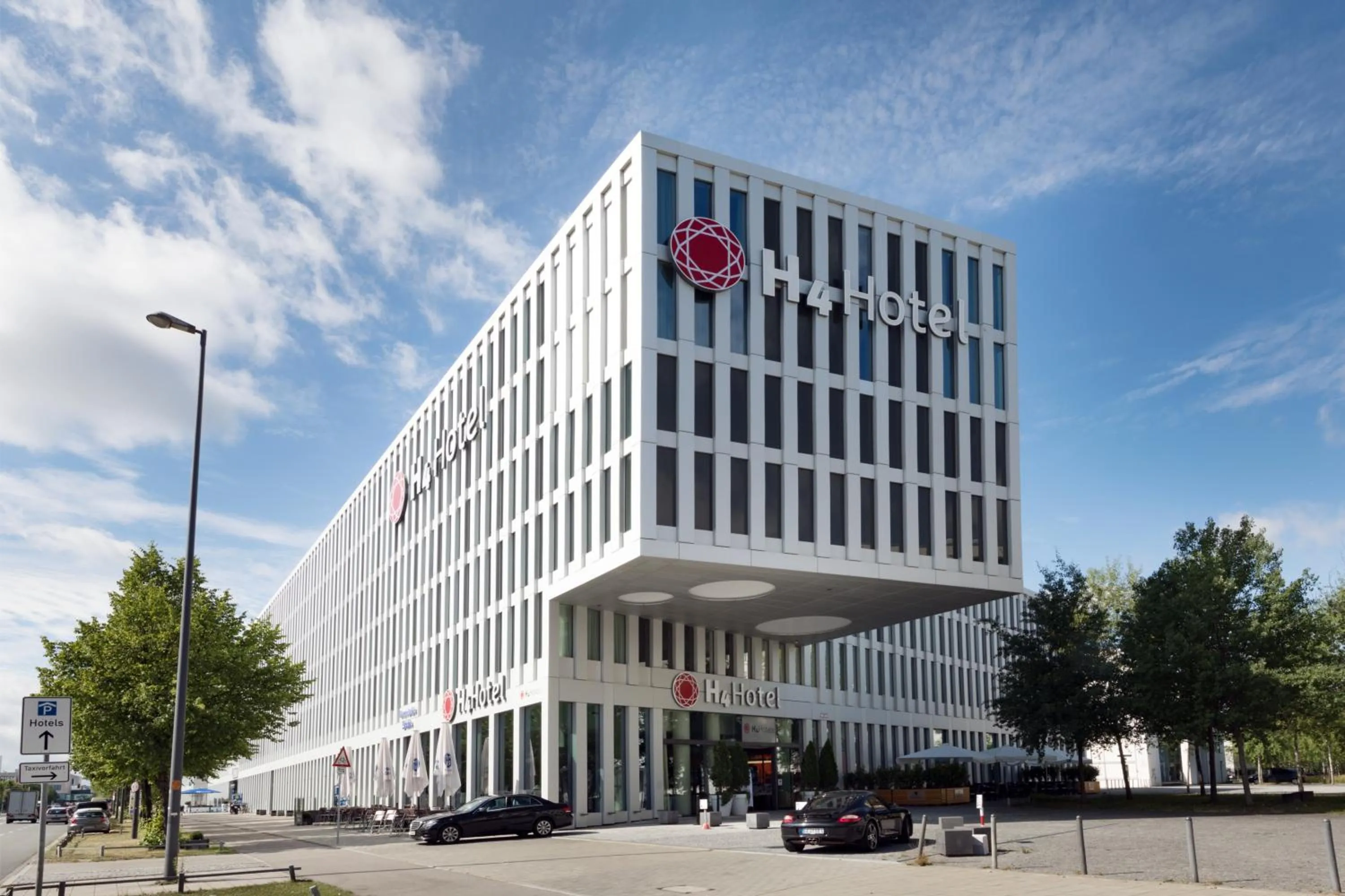 Facade/entrance in H4 Hotel München Messe