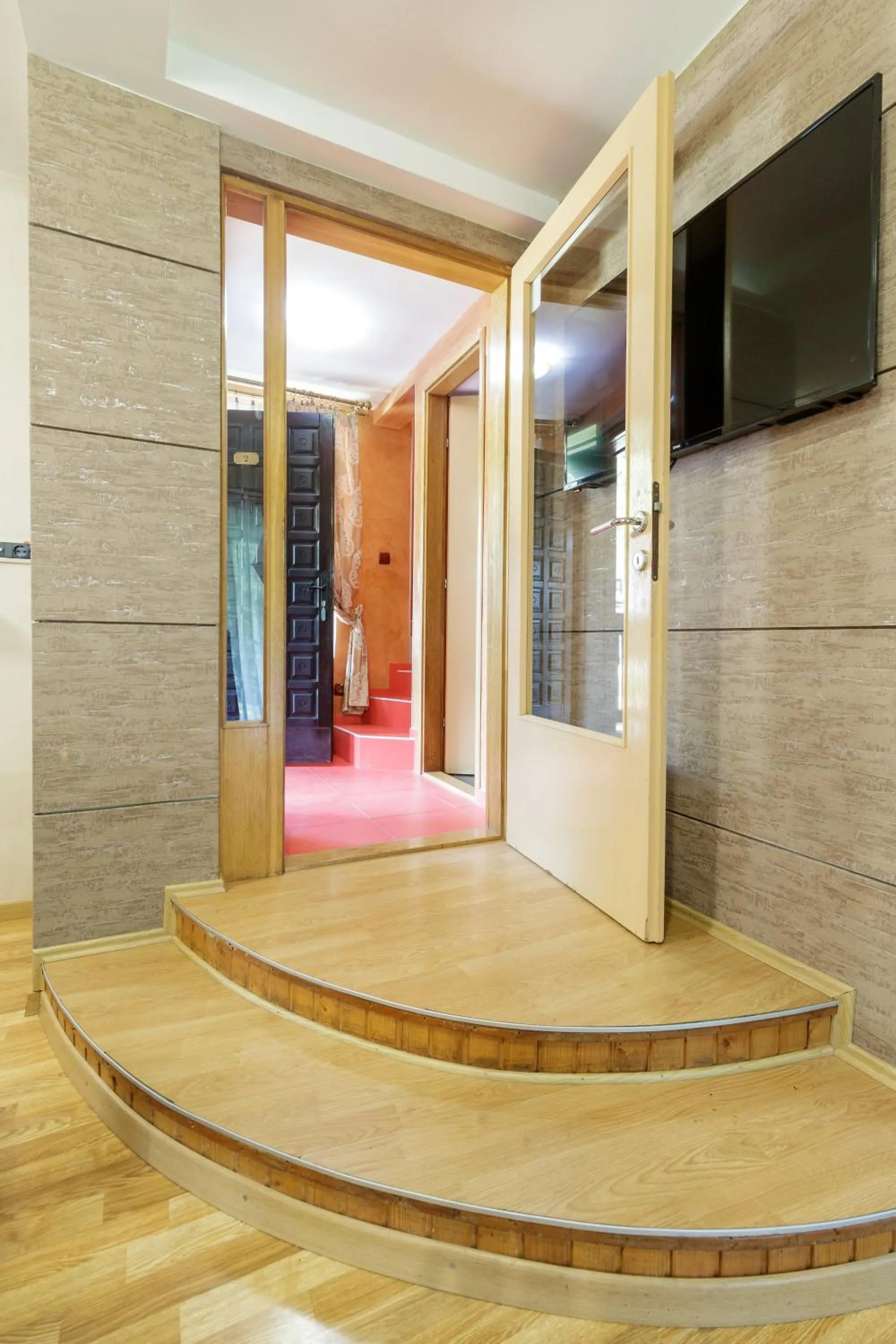 TV and multimedia in KRALjEVI KONACI ZLATIBOR