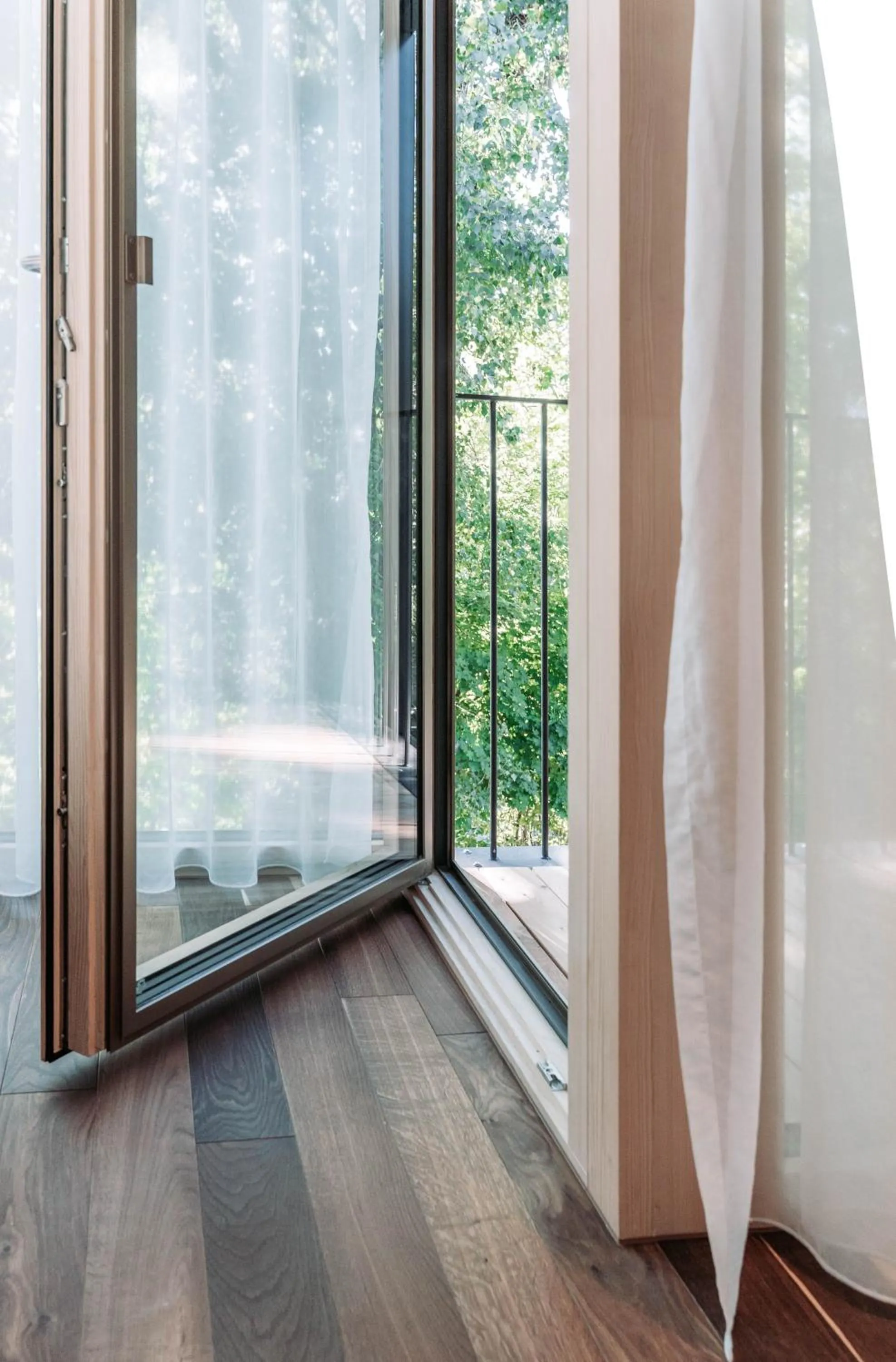 Staff in Blackhome Innsbruck City South I contactless check-in