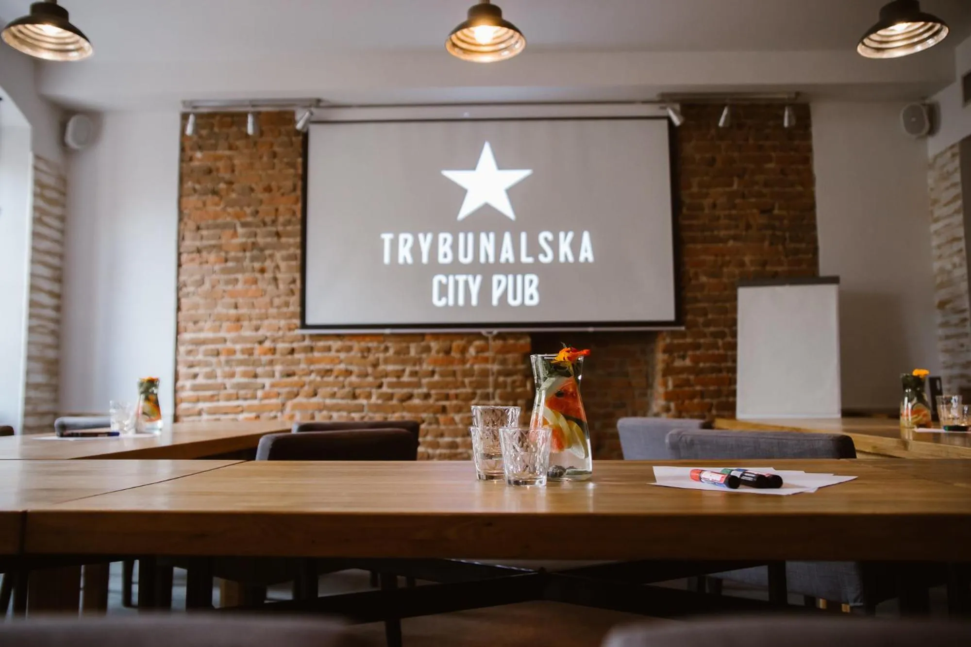 Restaurant/places to eat in Trybunalska