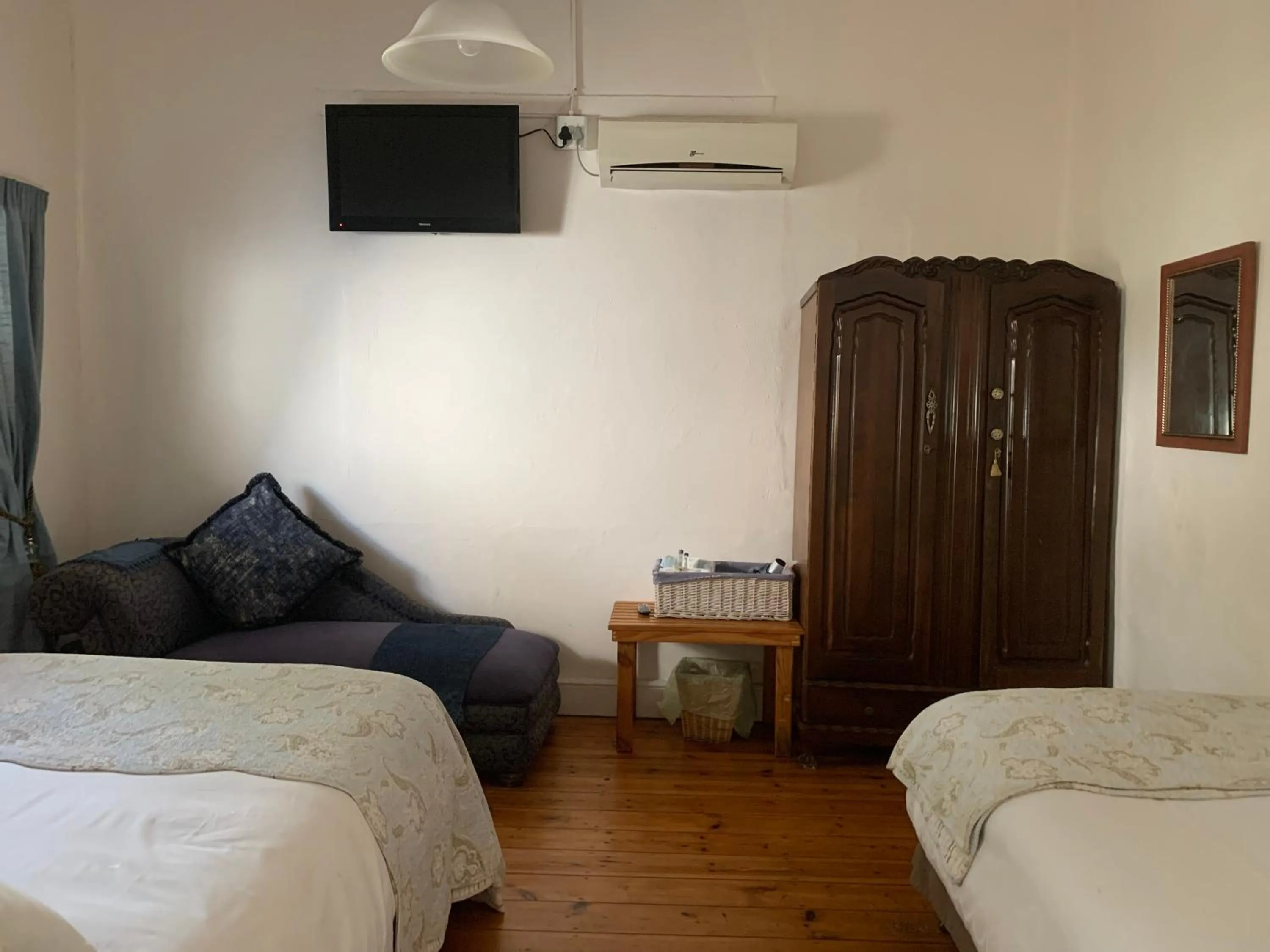 Alec Wright's Guest Lodge