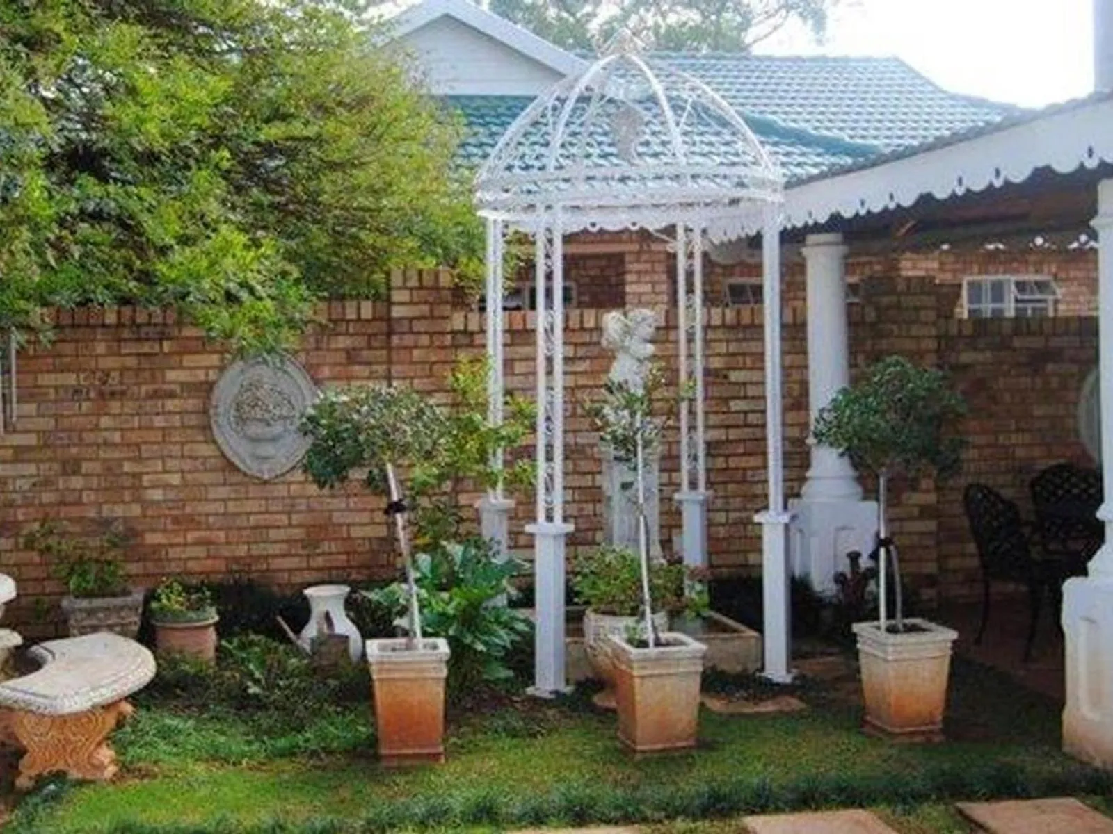 Property building in Alec Wright's Guest Lodge