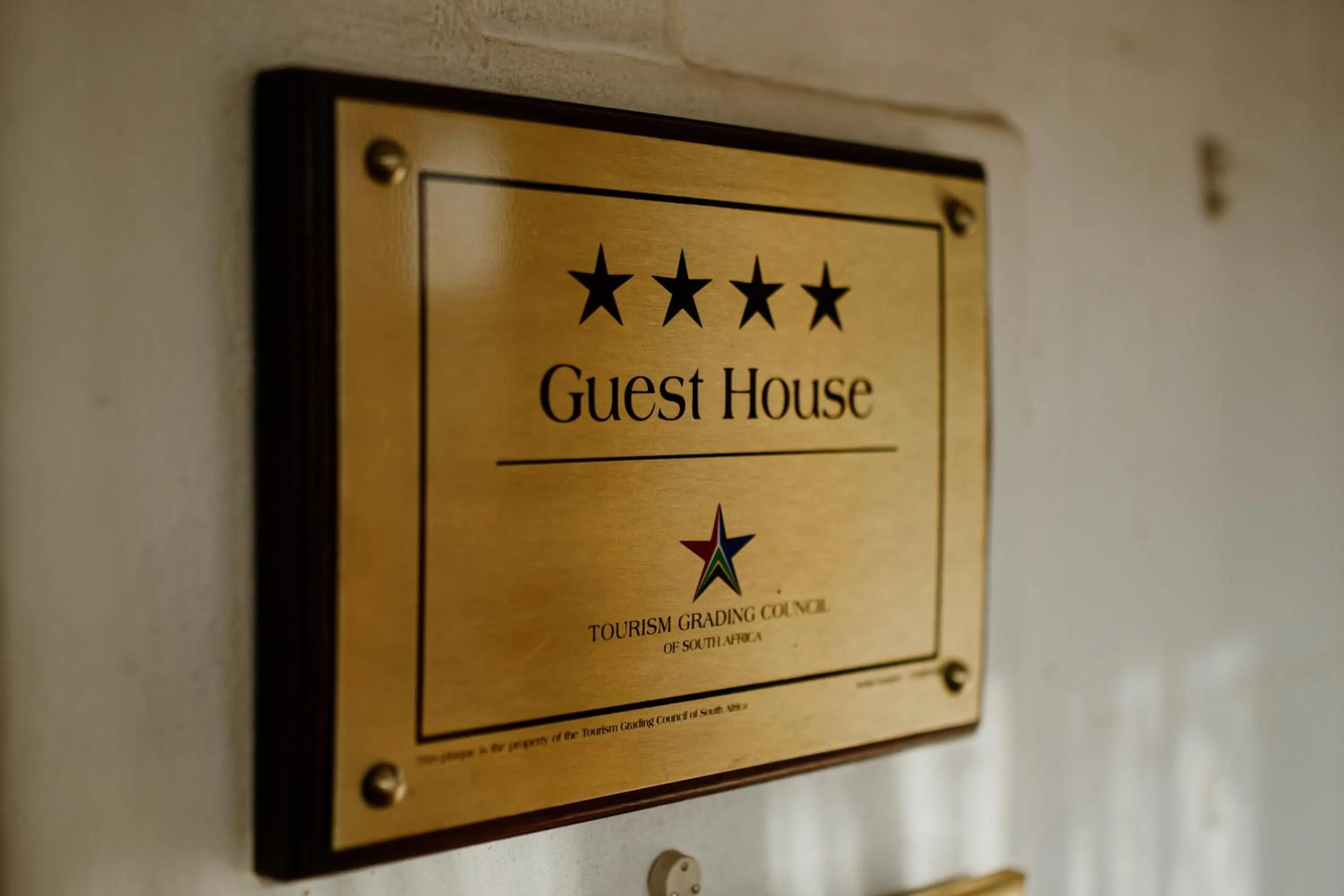 Logo/Certificate/Sign in Alec Wright's Guest Lodge