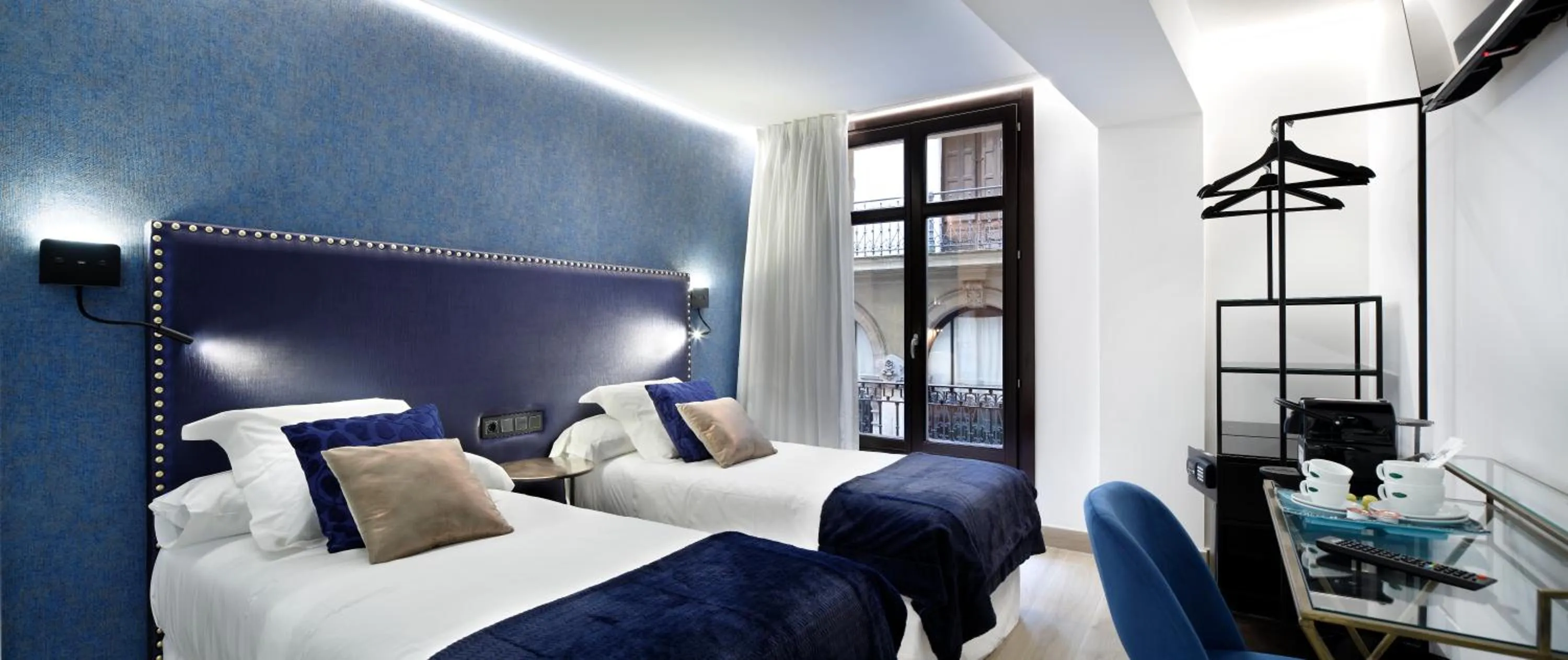 Photo of the whole room, Bed in Pension Ama Bilbao