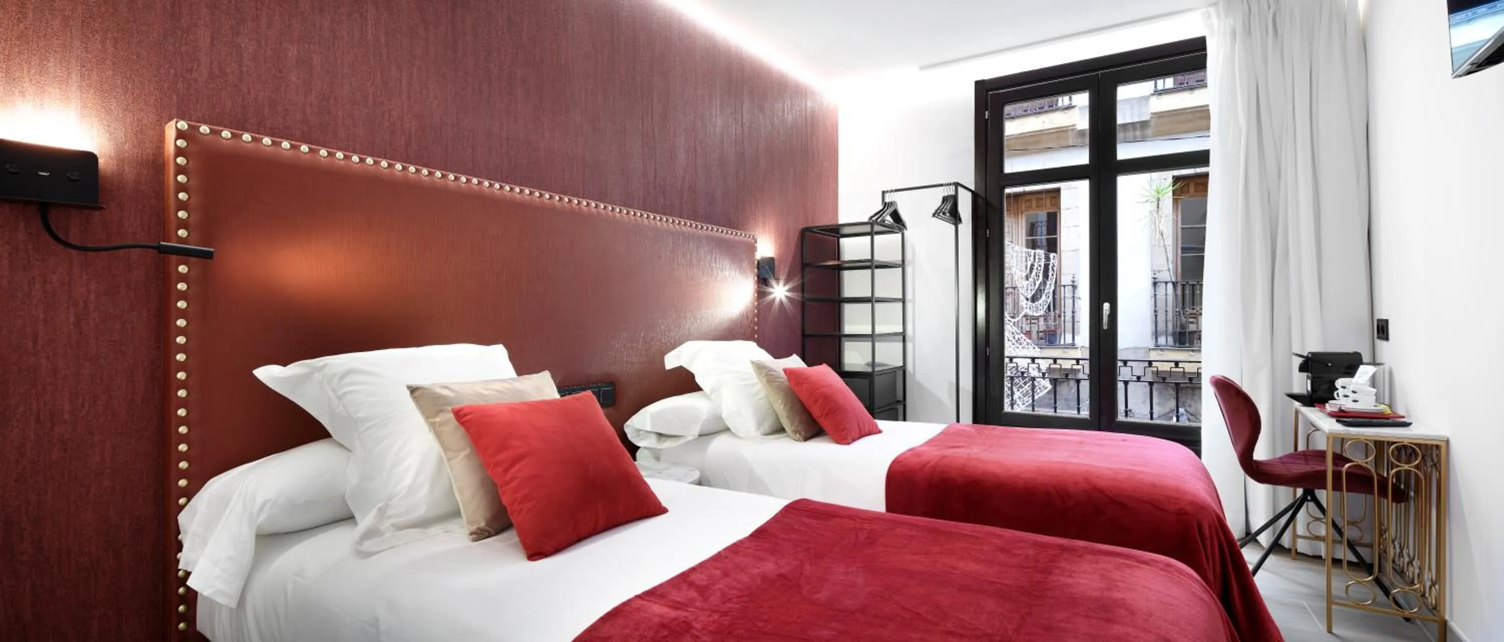 Photo of the whole room, Bed in Pension Ama Bilbao