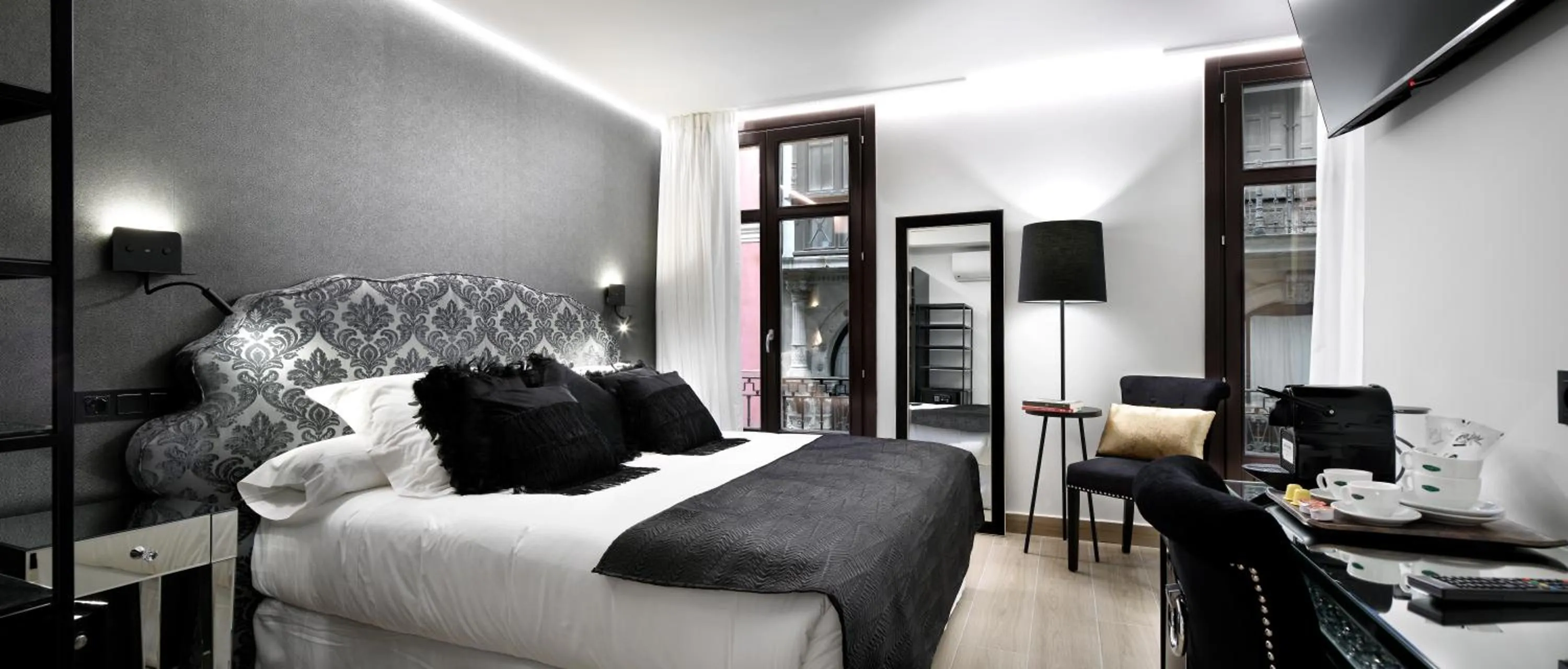 Photo of the whole room, Bed in Pension Ama Bilbao