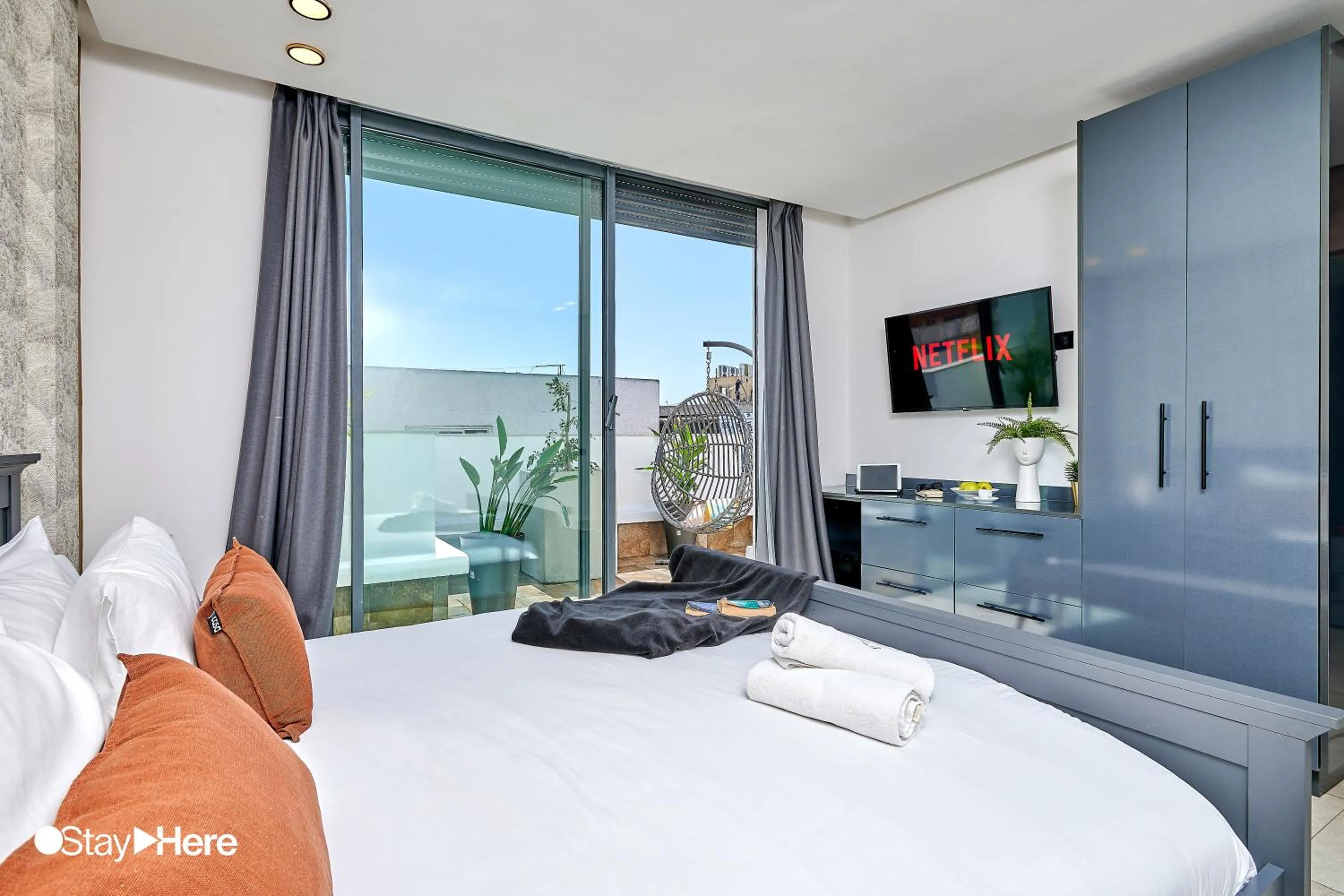 Living room, Bed in Stayhere Rabat - Agdal 1 - Comfort Residence