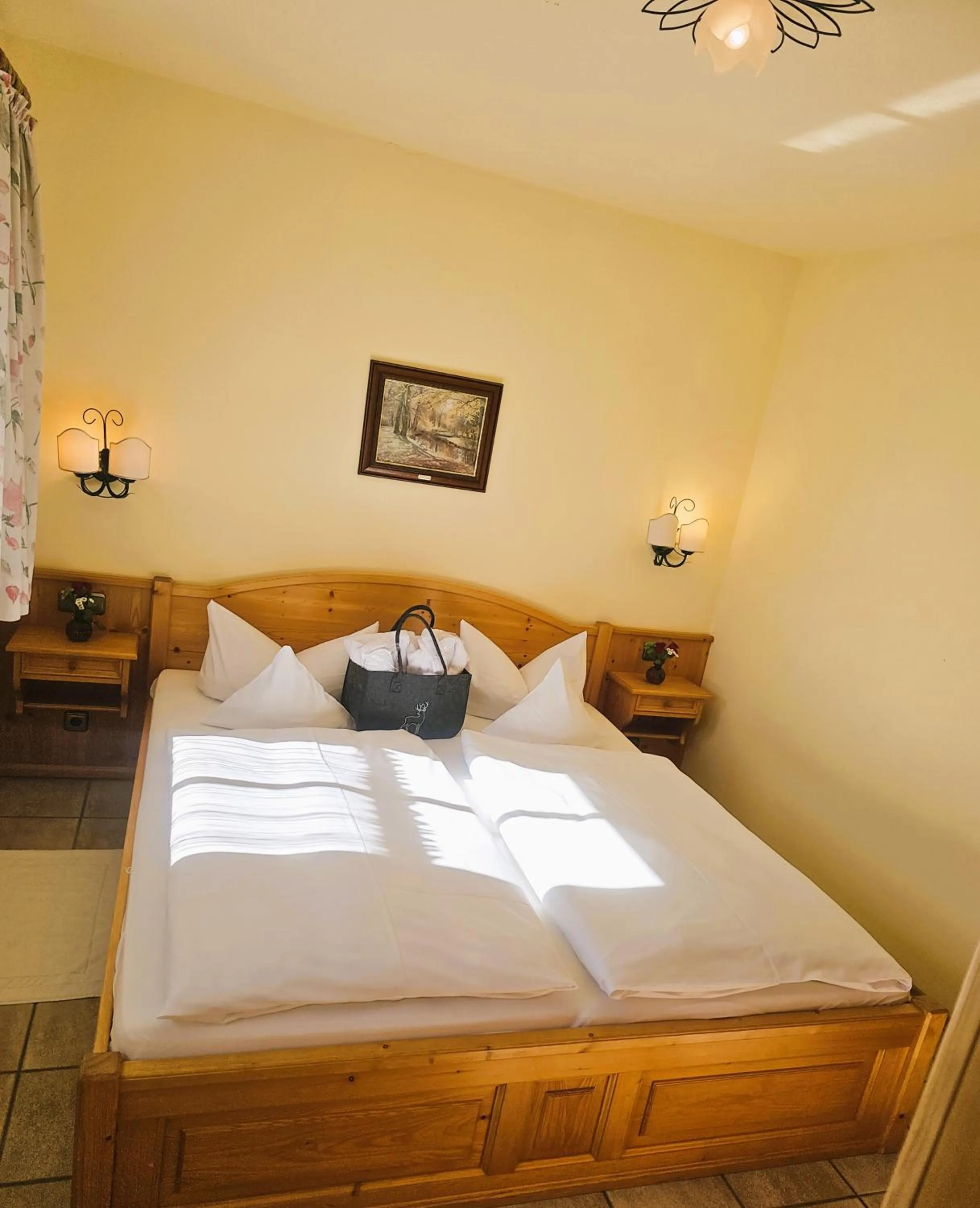 Bedroom, Bed in DEVA Achentaler Vitalhotel