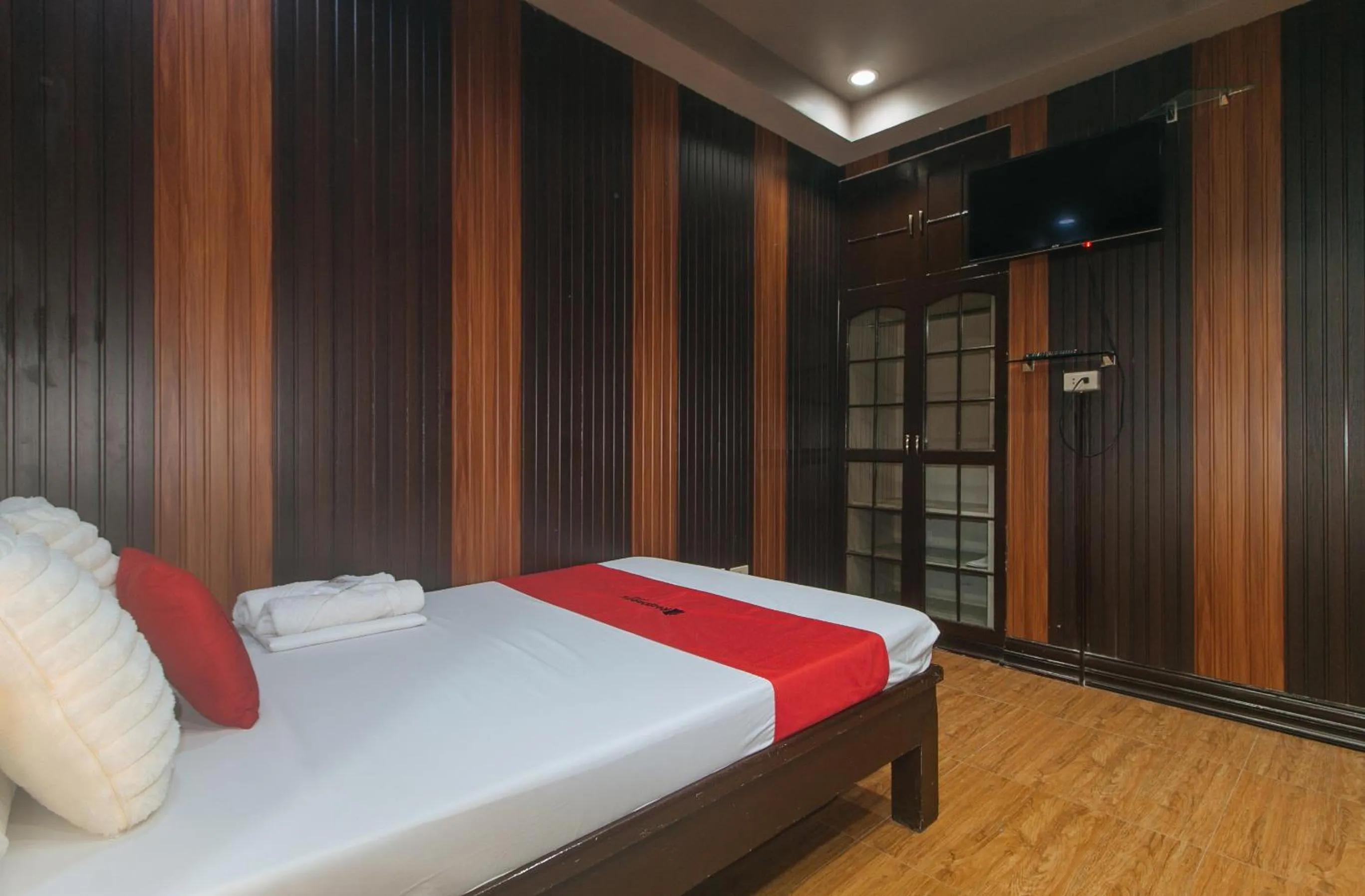 Photo of the whole room, Bed in RedDoorz Plus at Canley Residential