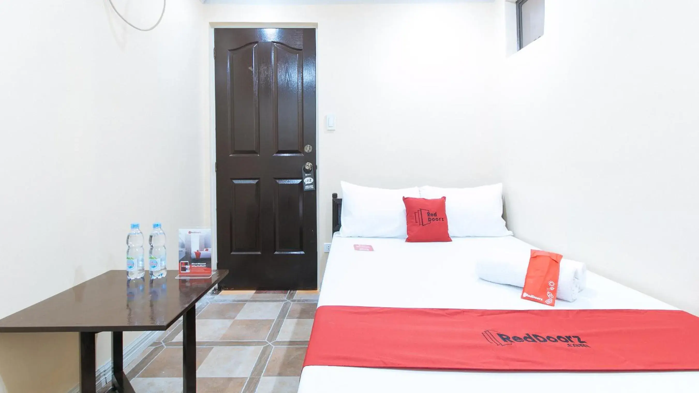 Double Room in RedDoorz Plus at Canley Residential Double Room in RedDoorz Plus at Canley Residential