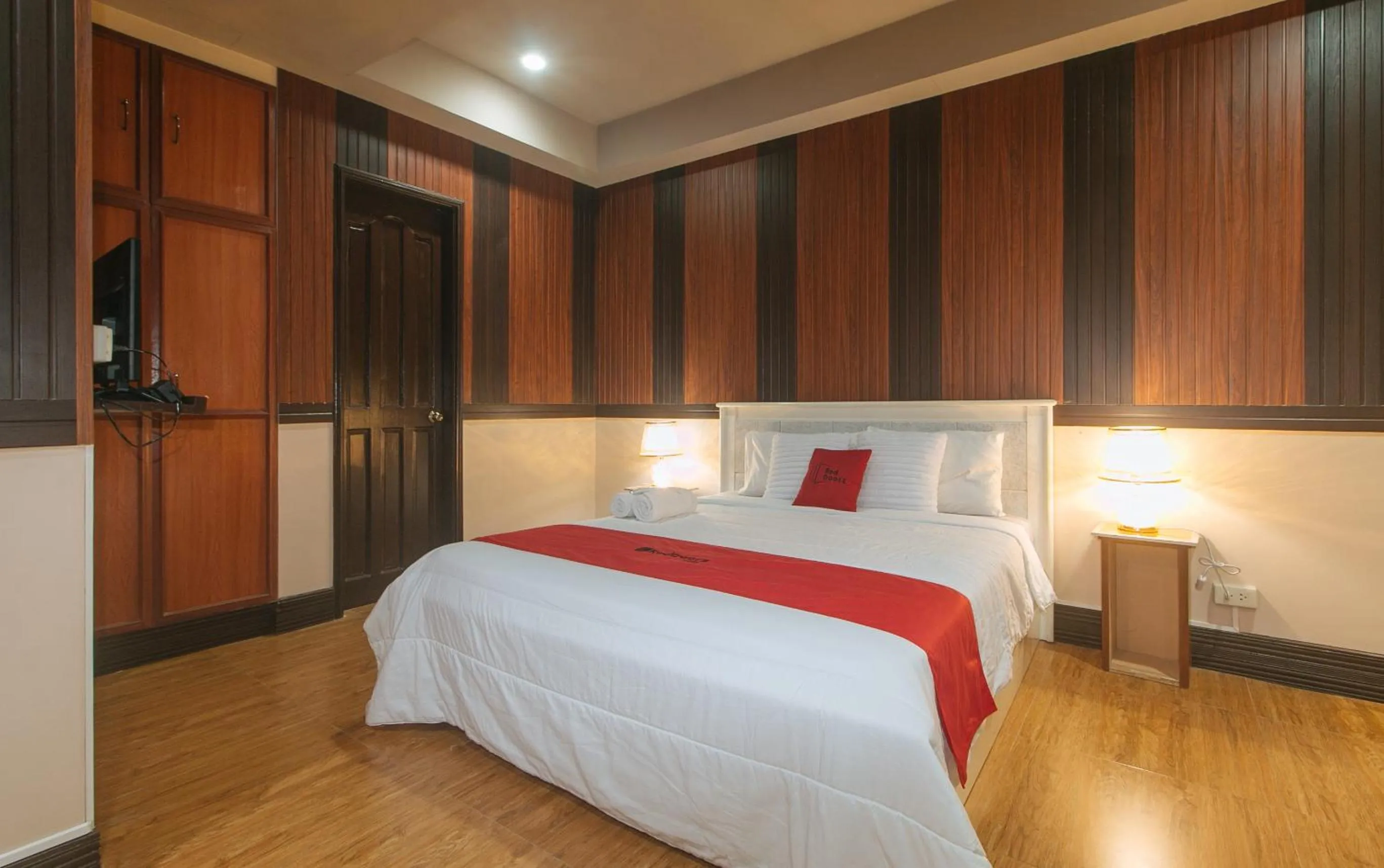 Photo of the whole room, Bed in RedDoorz Plus at Canley Residential