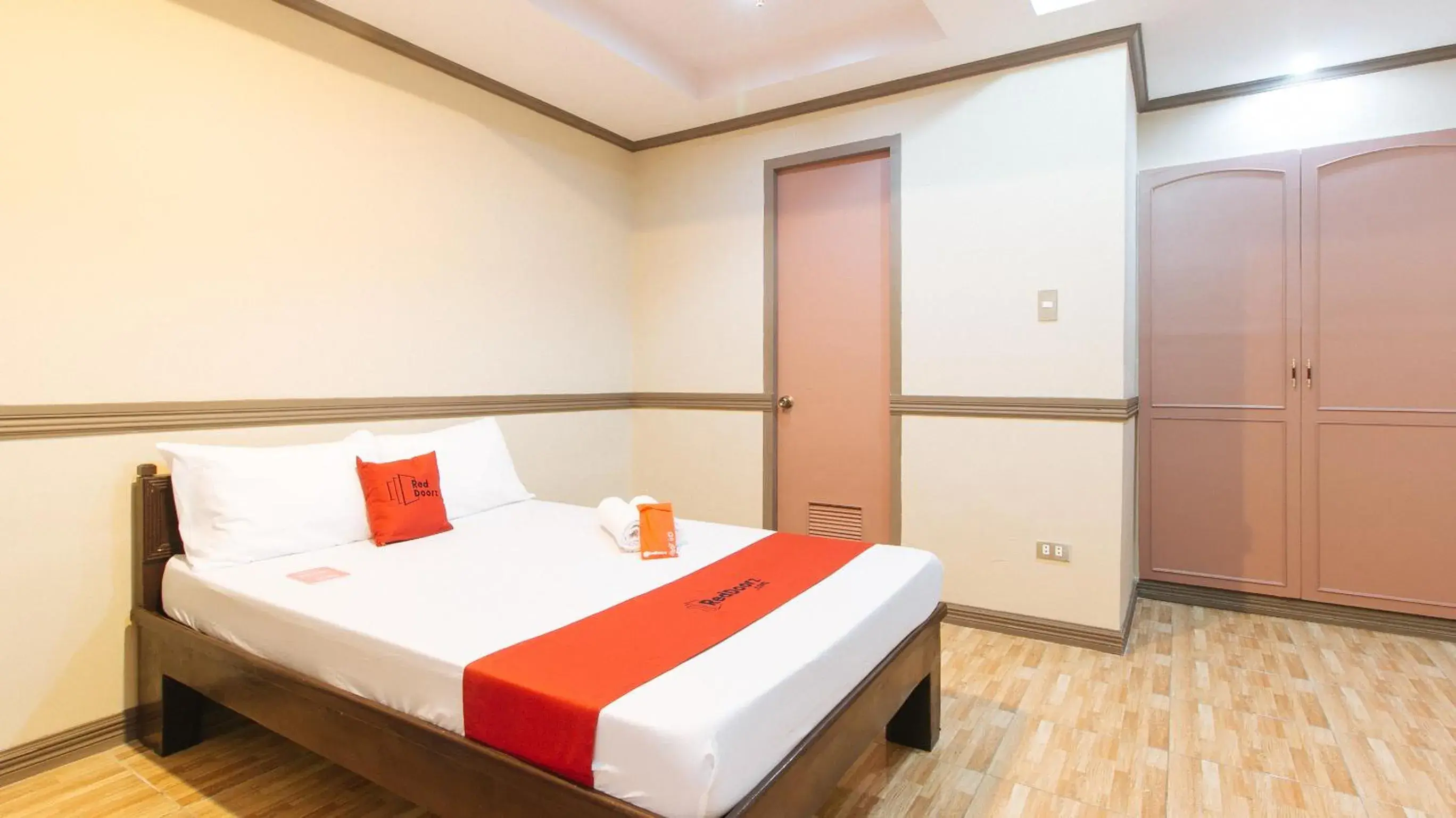 Deluxe Double Room in RedDoorz Plus at Canley Residential Deluxe Double Room in RedDoorz Plus at Canley Residential