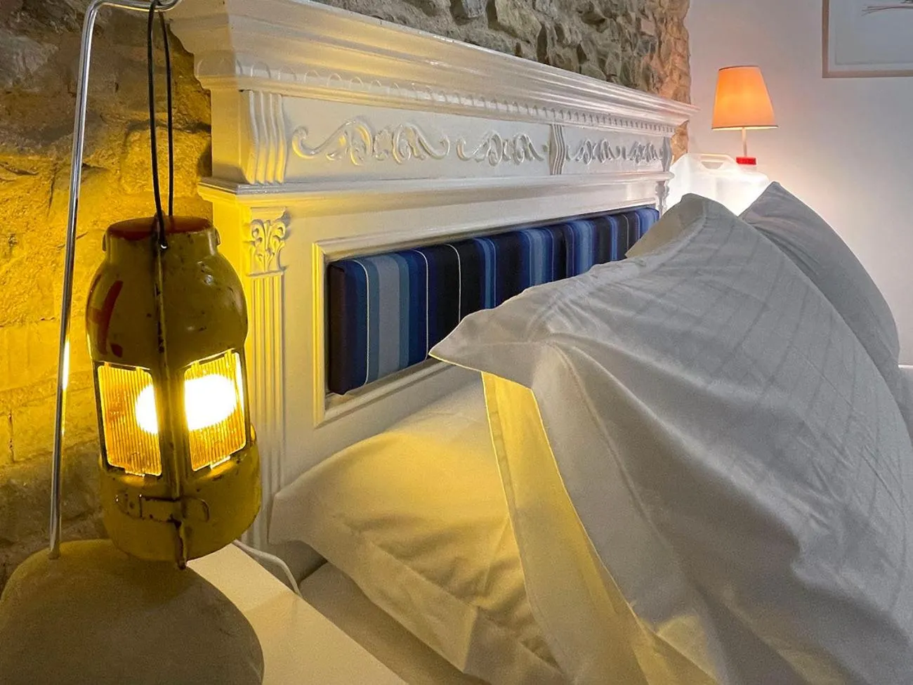 Decorative detail, Bed in Castello di Granarola Relais - Adults Friendly -