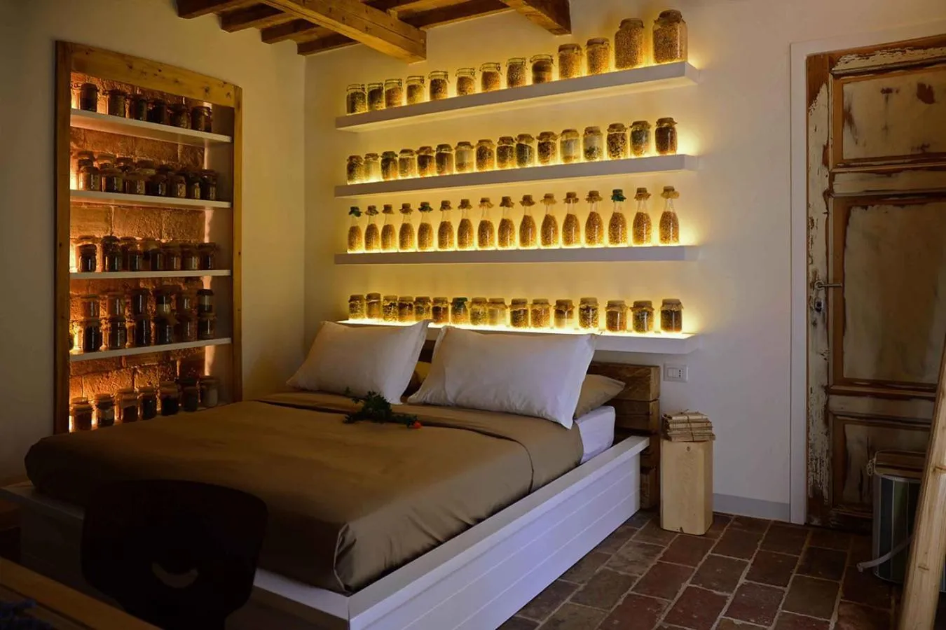 Decorative detail, Bed in Castello di Granarola Relais - Adults Friendly -