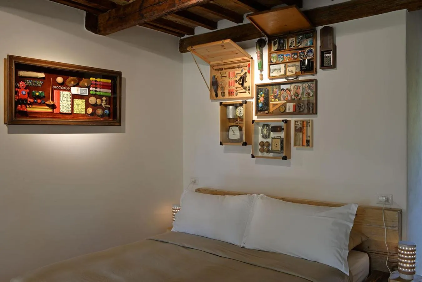 Decorative detail, Bed in Castello di Granarola Relais - Adults Friendly -