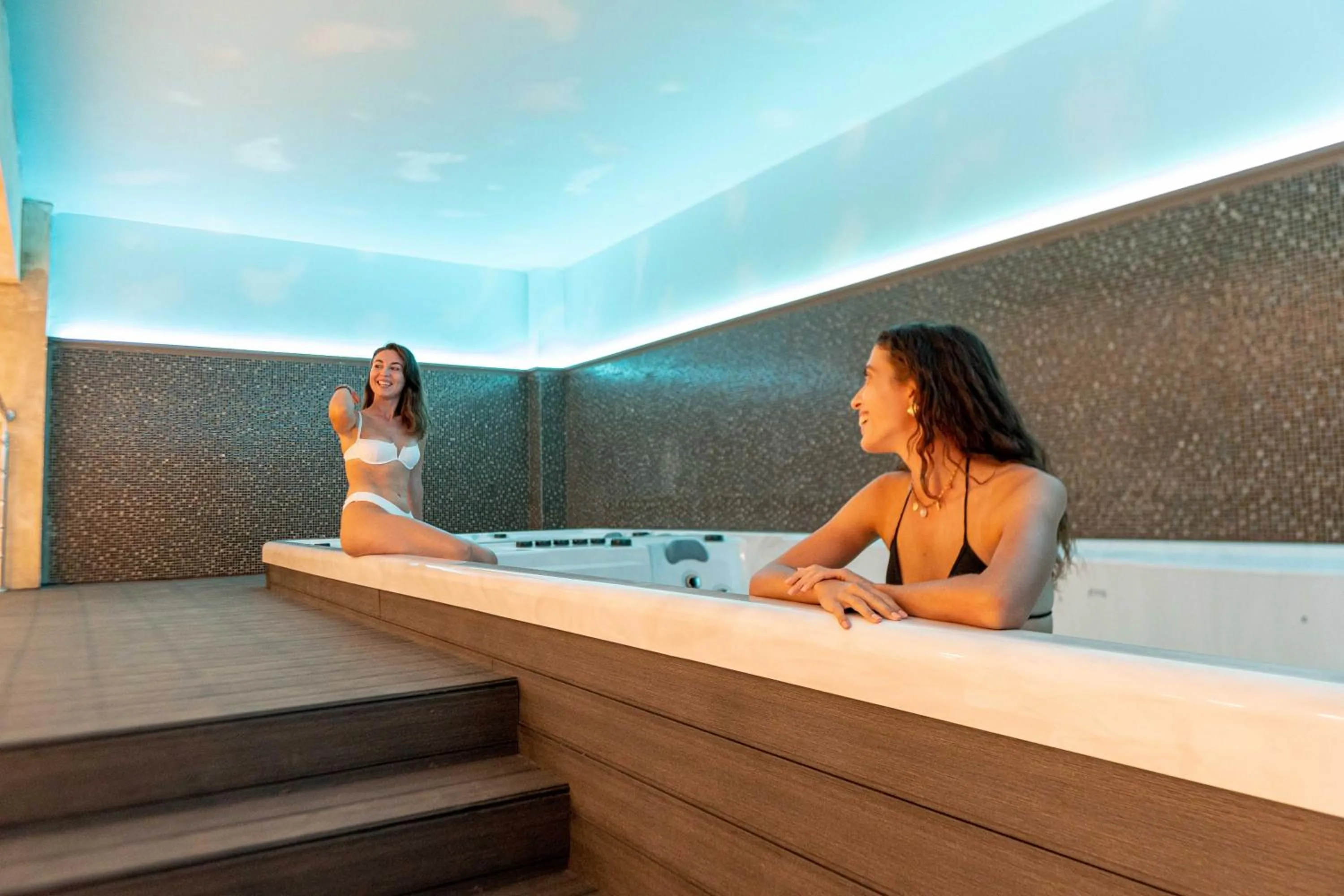 Hot Tub in Mirror Hotel