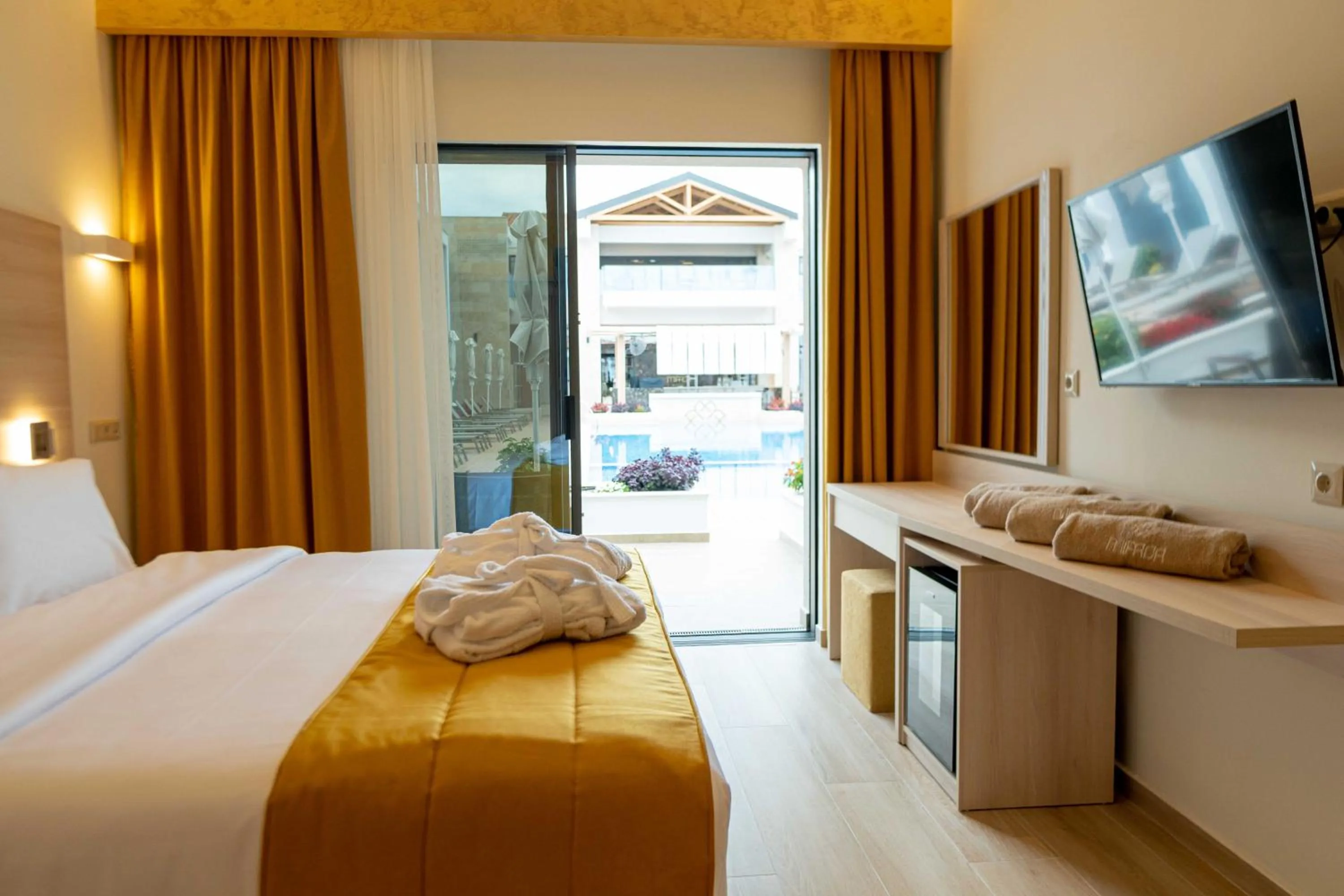 Bedroom, Bed in Mirror Hotel