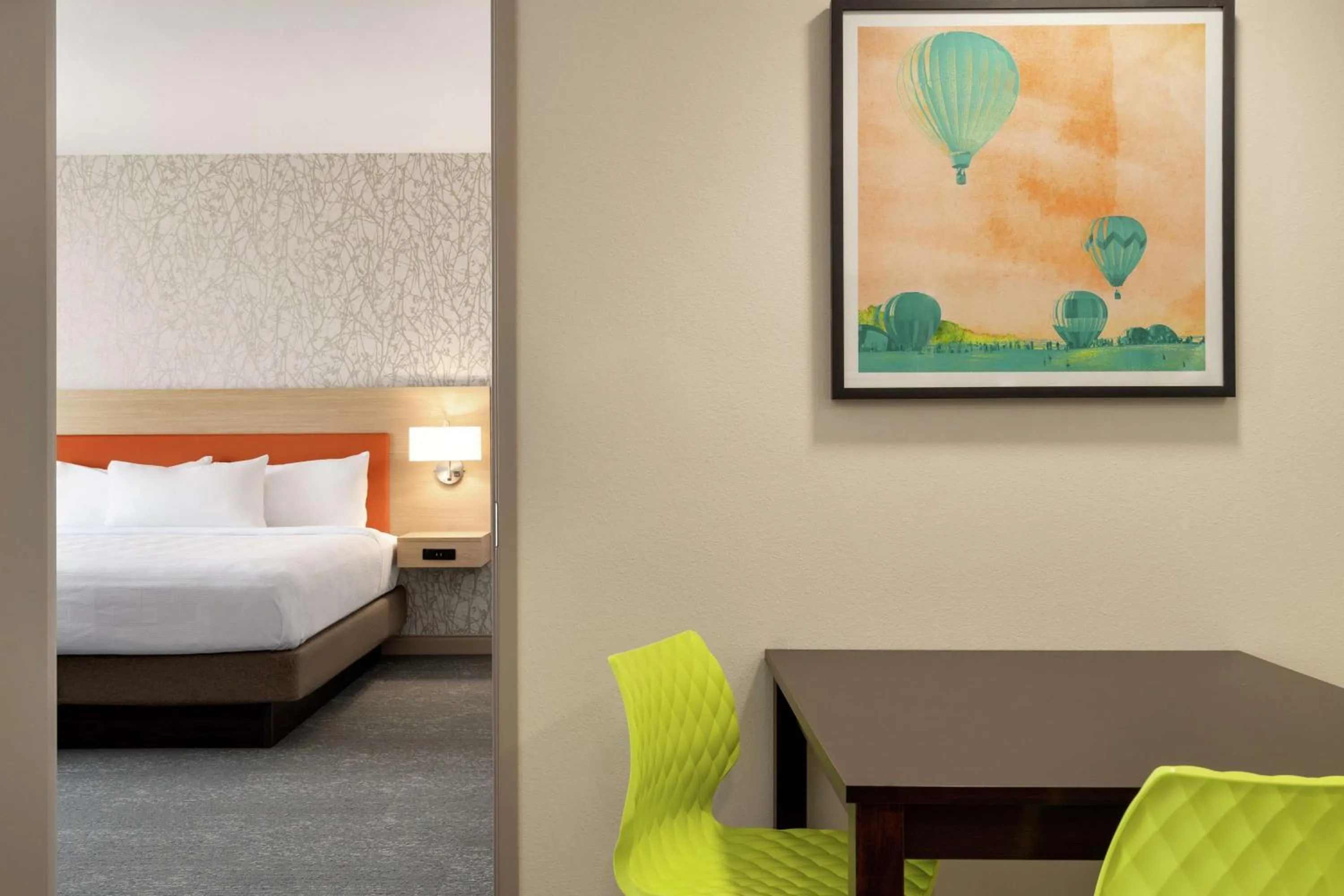 Living room, Bed in Home2 Suites By Hilton Alamogordo White Sands