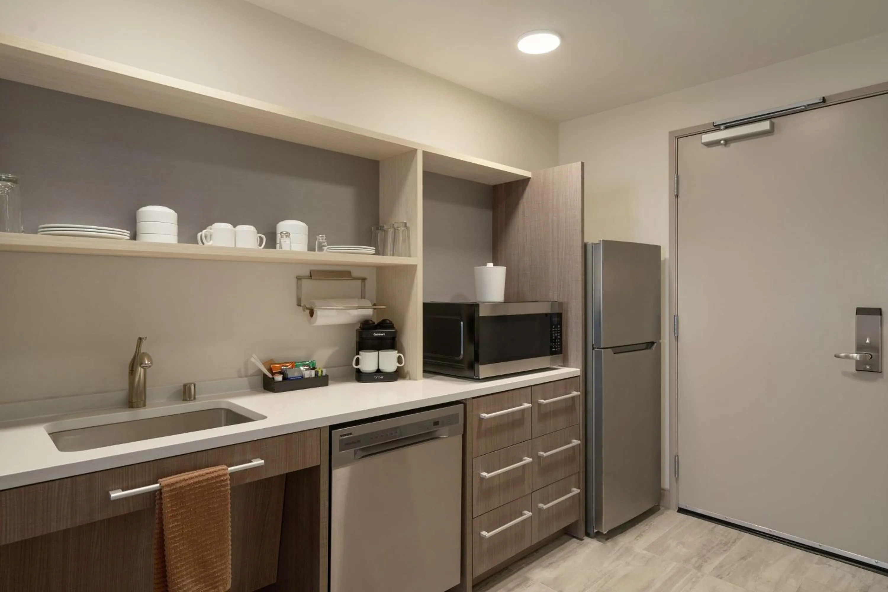 Kitchen or kitchenette in Home2 Suites By Hilton Alamogordo White Sands