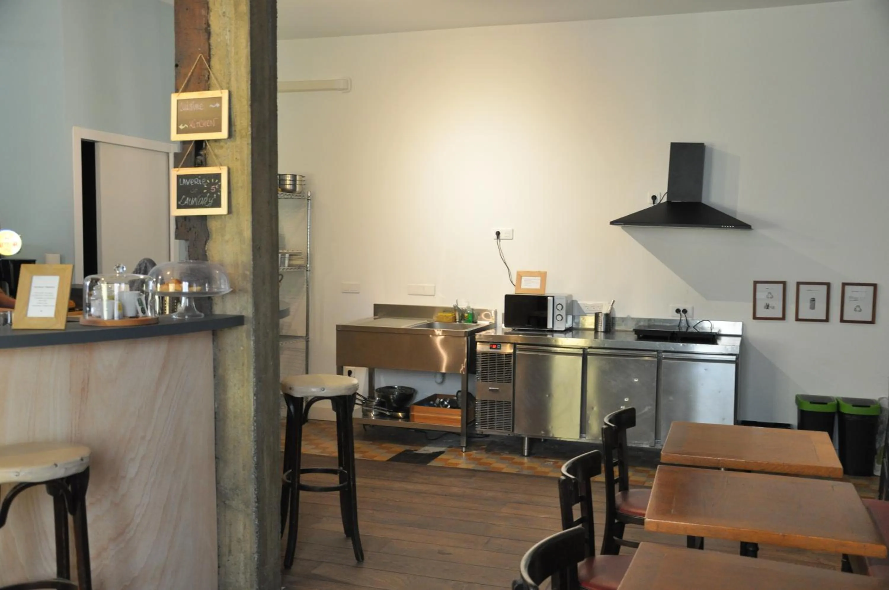 Communal kitchen in Hostel20 Bayonne