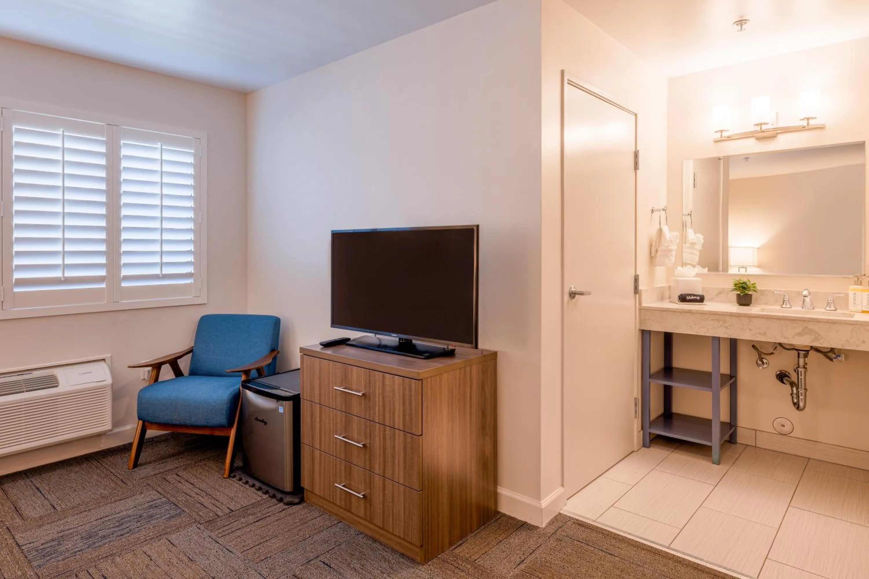 TV and multimedia in Inn At Moss Landing Point