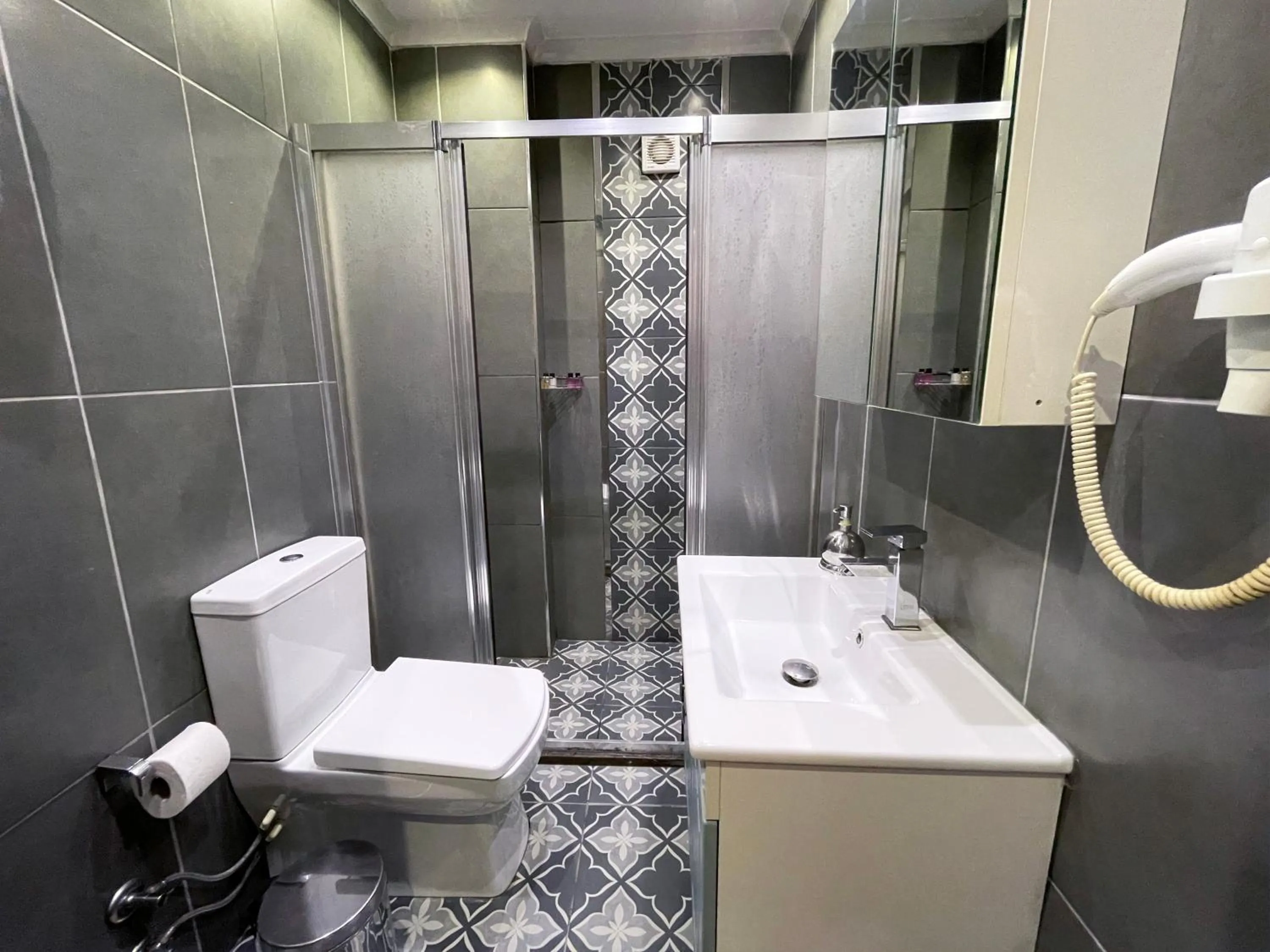 Bathroom in ÜSKÜDAR OTEL