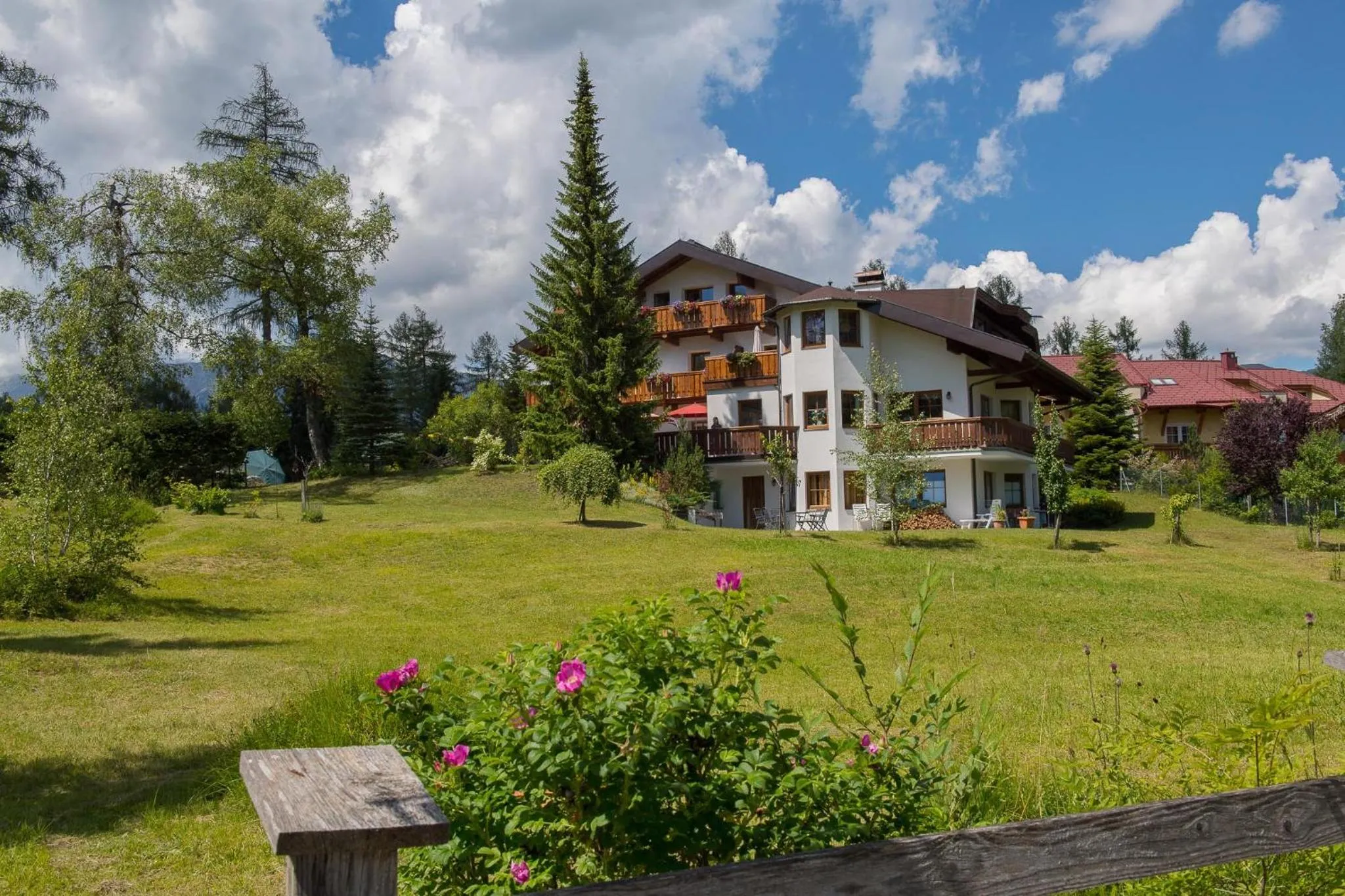 Garden in Landhaus Charlotte Apartments Tirol
