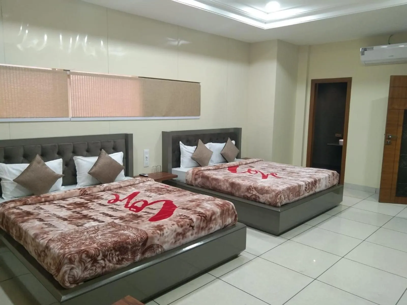 Bed in DUDI HOTEL