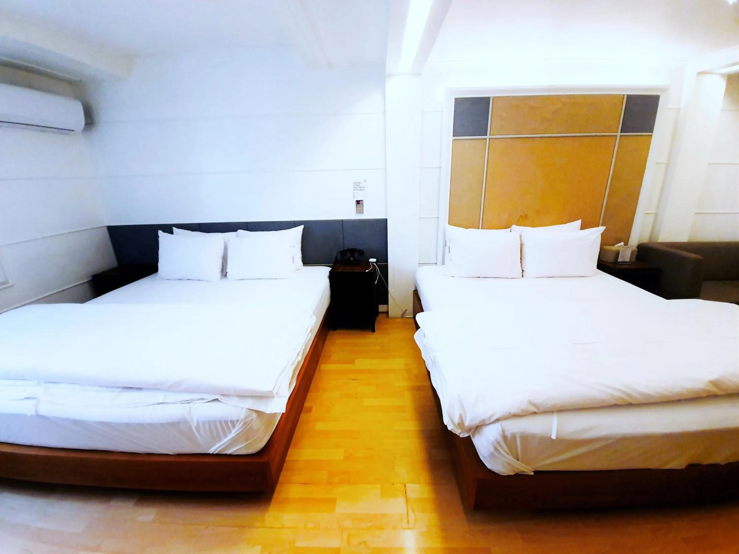 Property building, Bed in Uneed Hotel