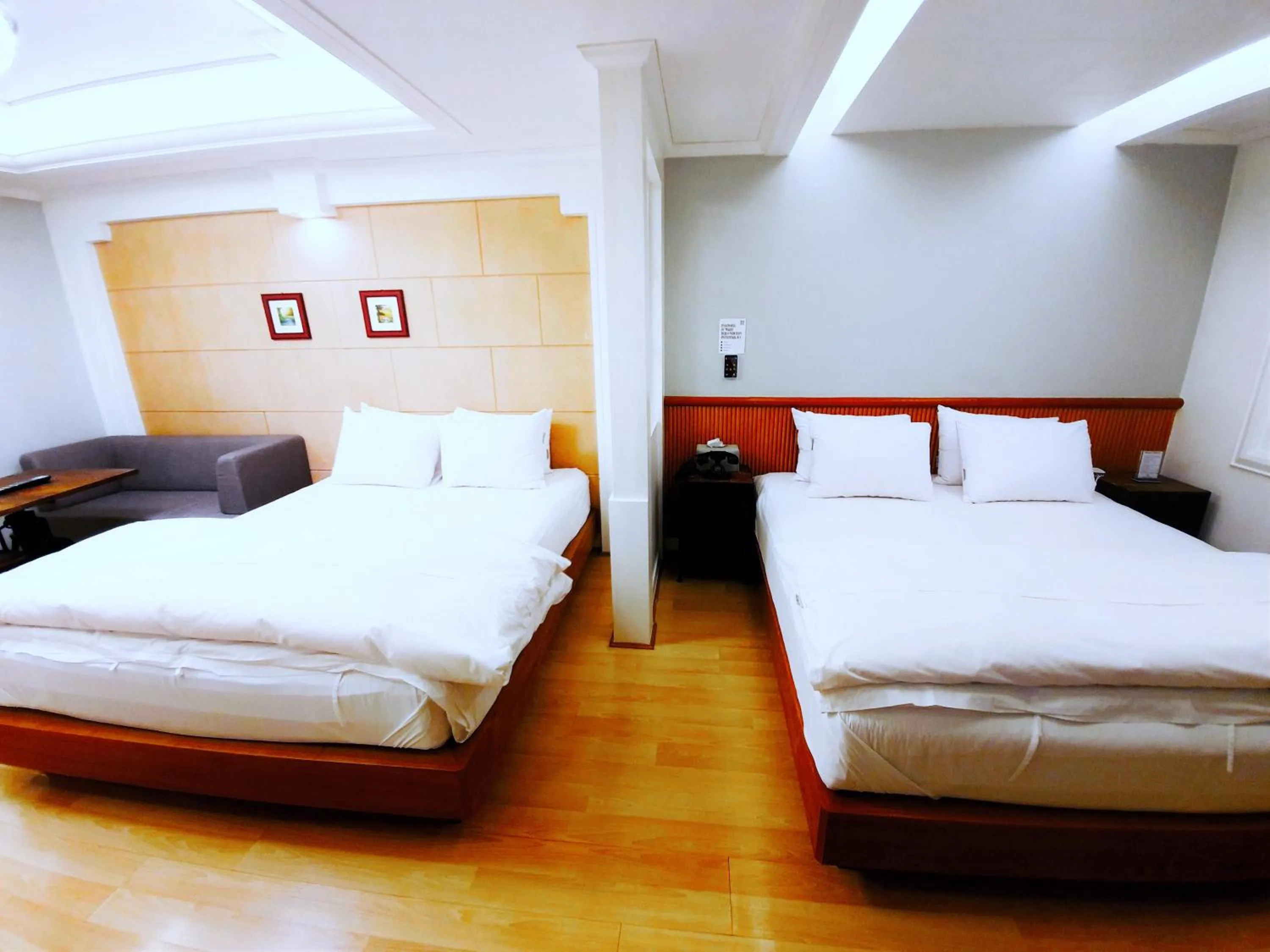 Property building, Bed in Uneed Hotel