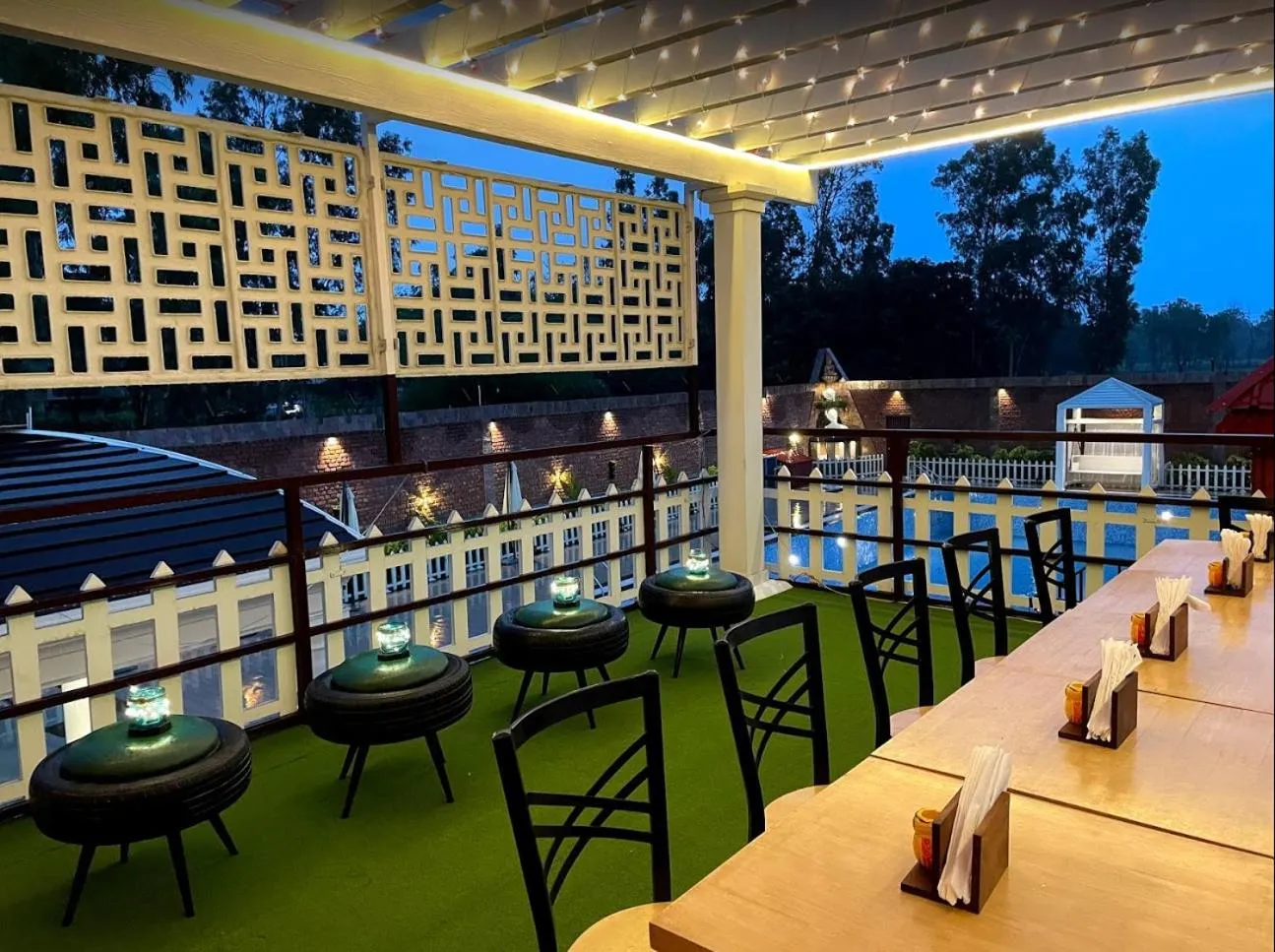 Restaurant/places to eat in Yashmay Villa Club & Resort