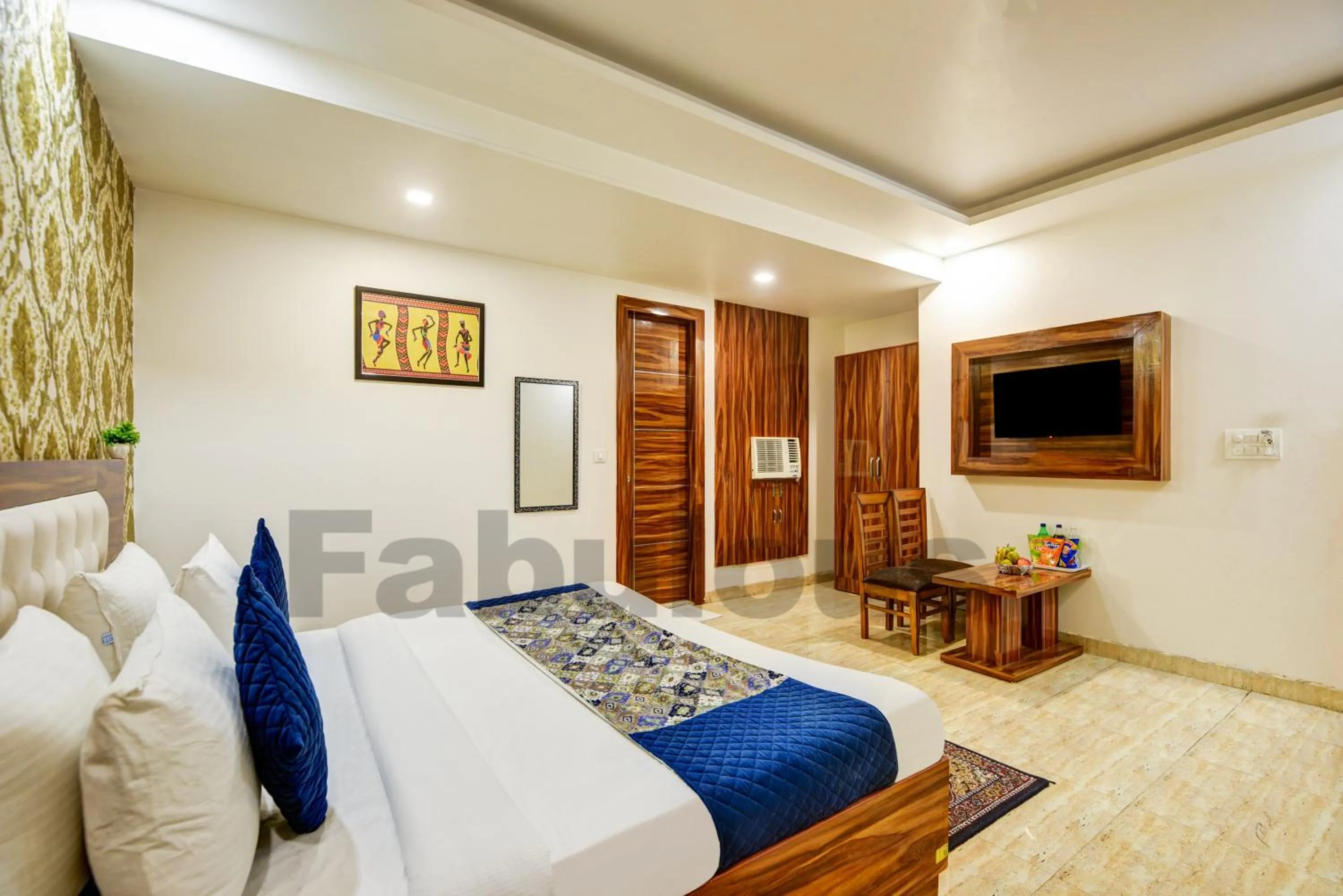 Living room, Bed in Hotel Fabulous - Delhi International Airport