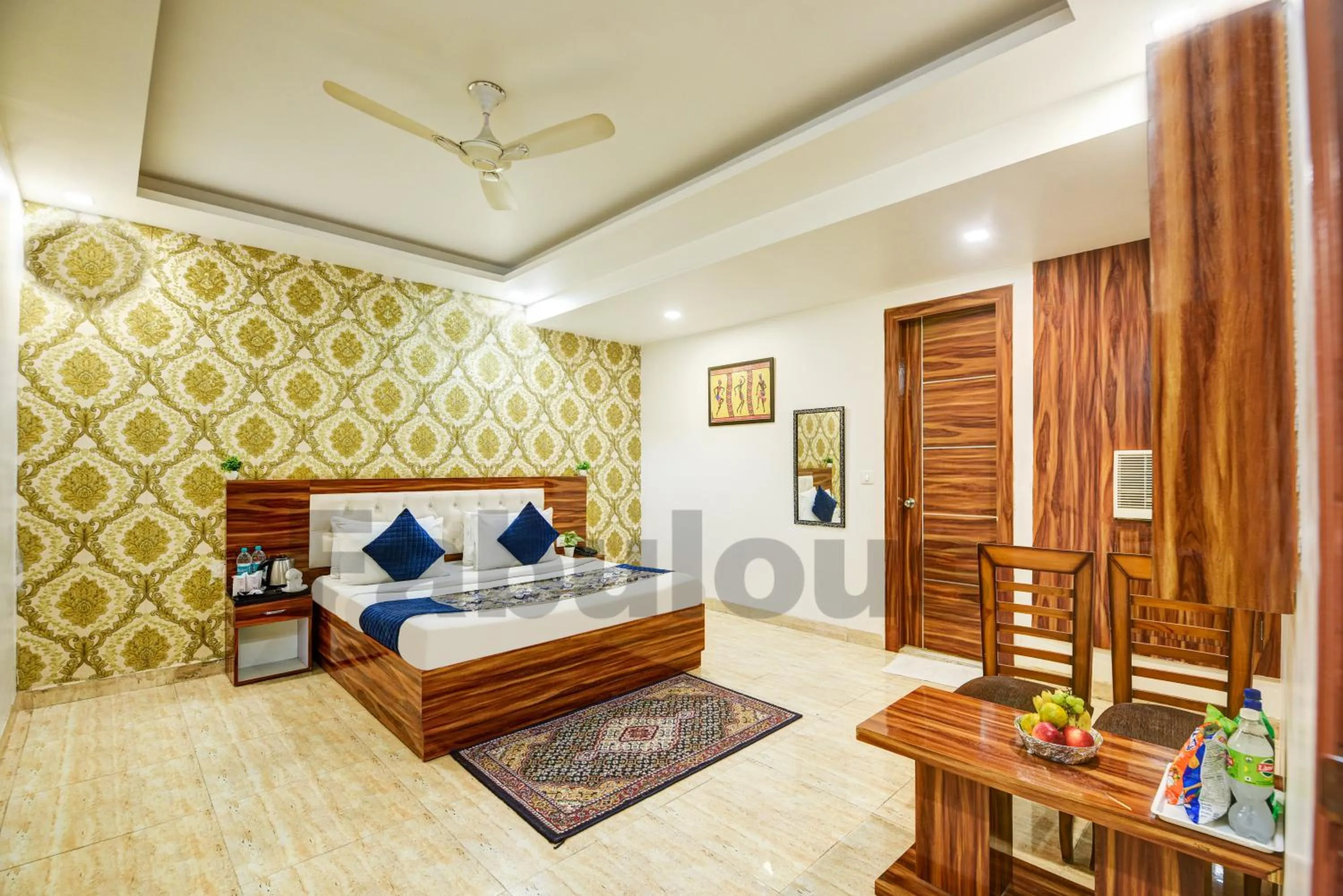 Living room, Bed in Hotel Fabulous - Delhi International Airport