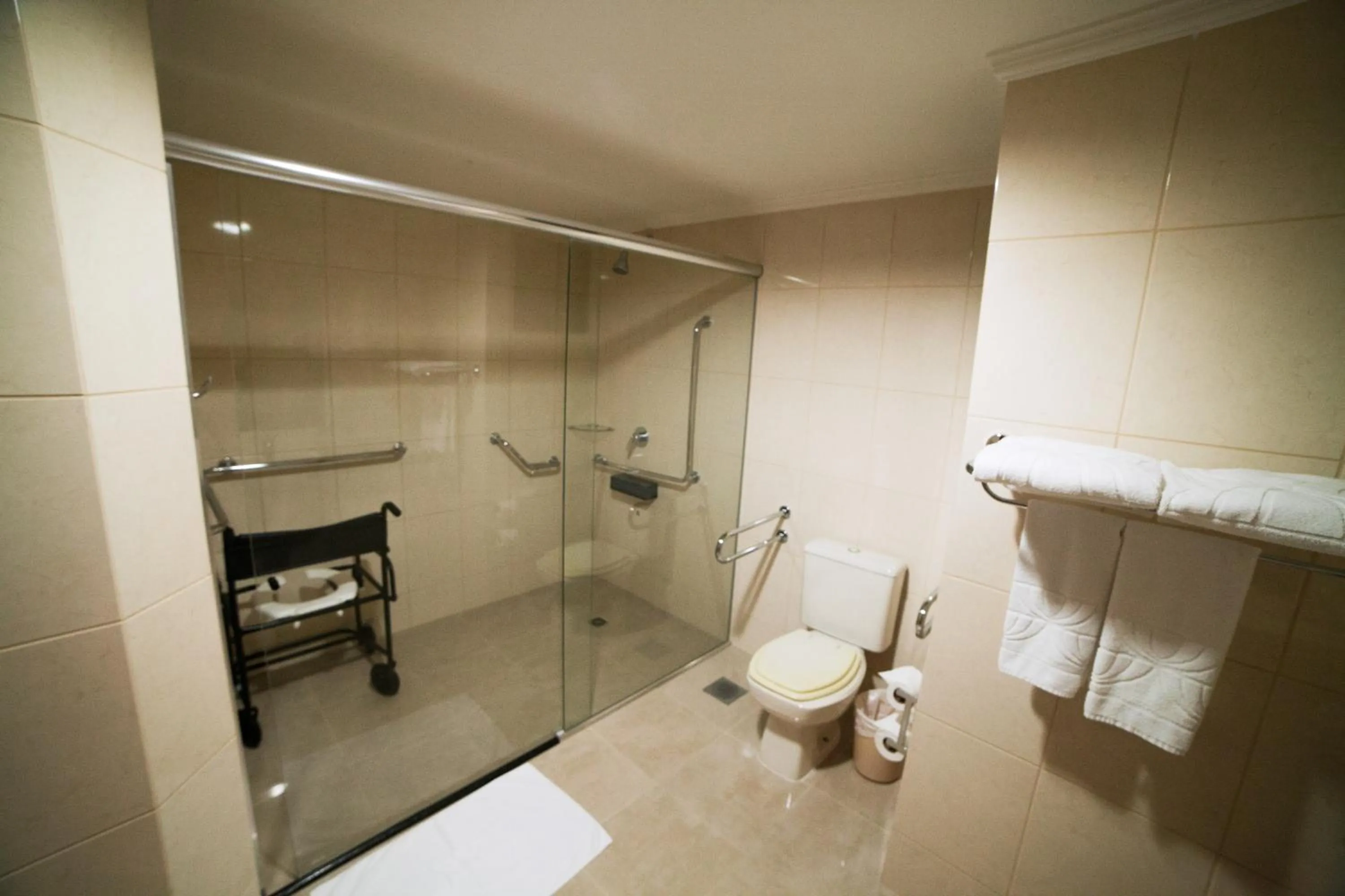 Bathroom in Copas Executive Hotel