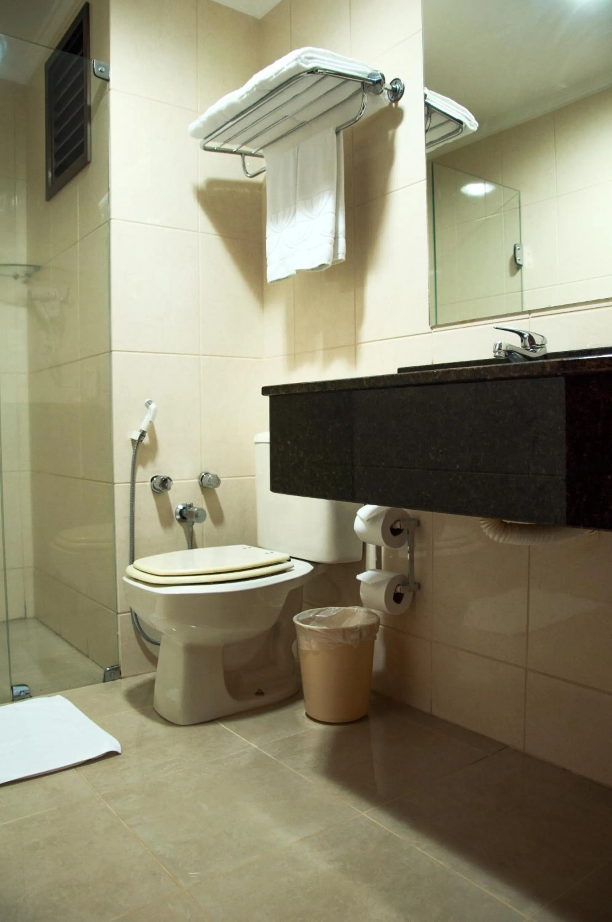 Bathroom in Copas Executive Hotel