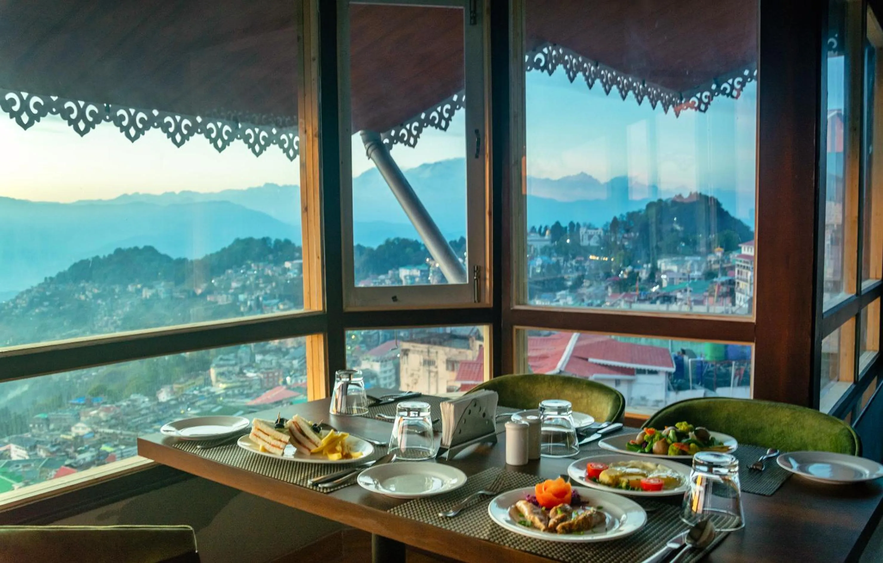 Restaurant/places to eat in Sumitel Vista 800m from Mall Road