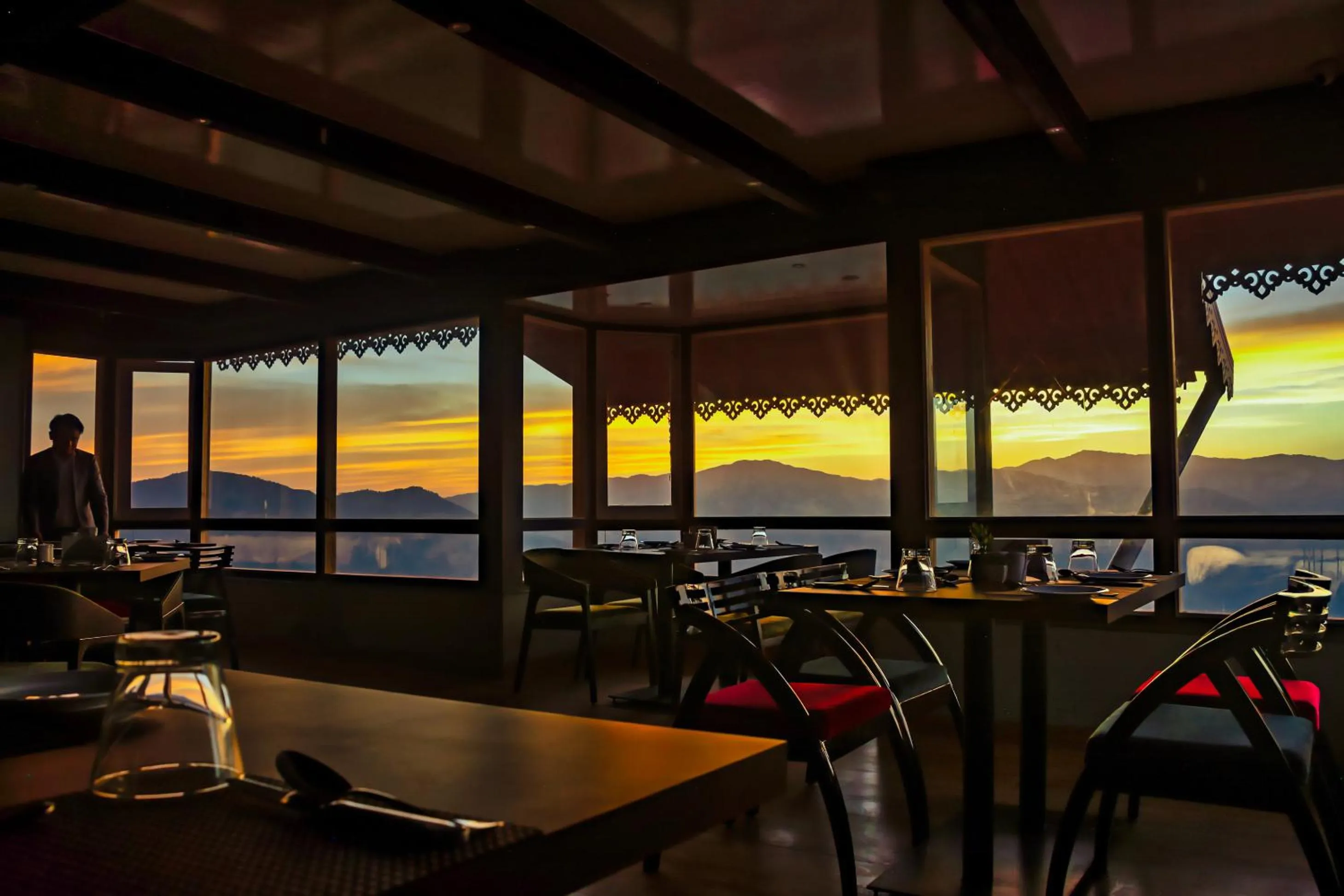 Restaurant/places to eat in Sumitel Vista 800m from Mall Road