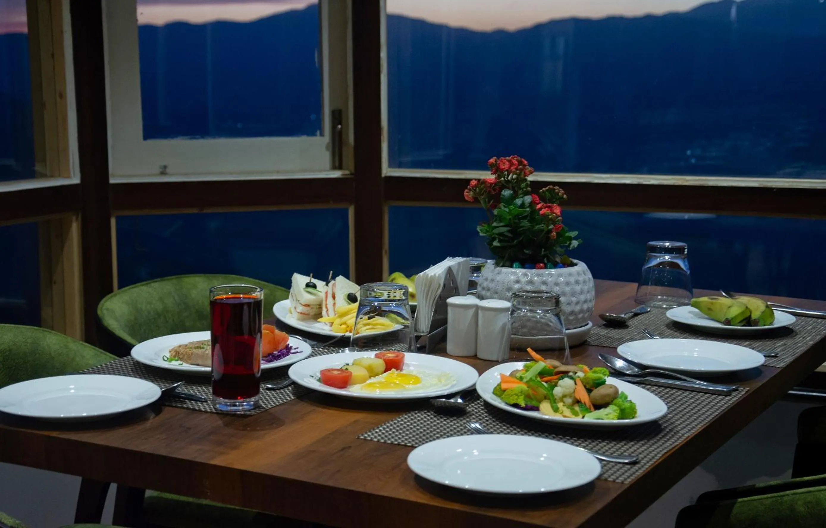 Restaurant/places to eat in Sumitel Vista 800m from Mall Road