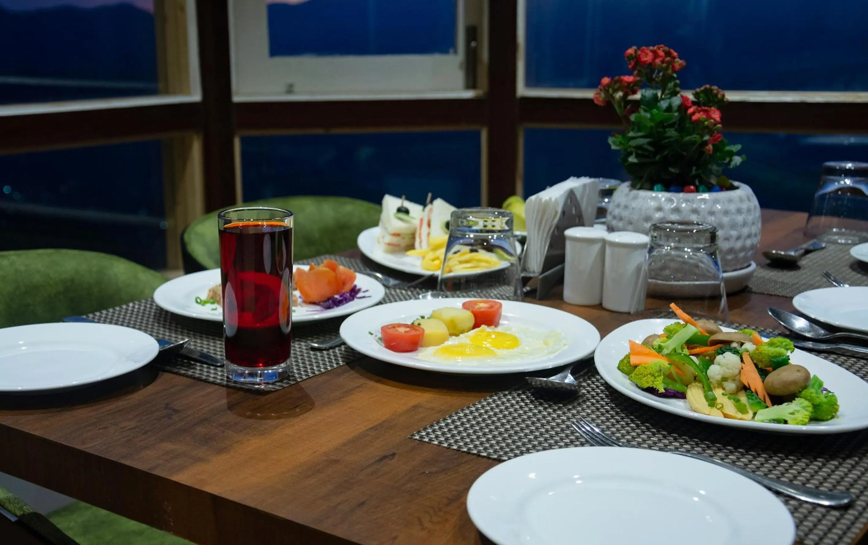 Restaurant/places to eat in Sumitel Vista 800m from Mall Road