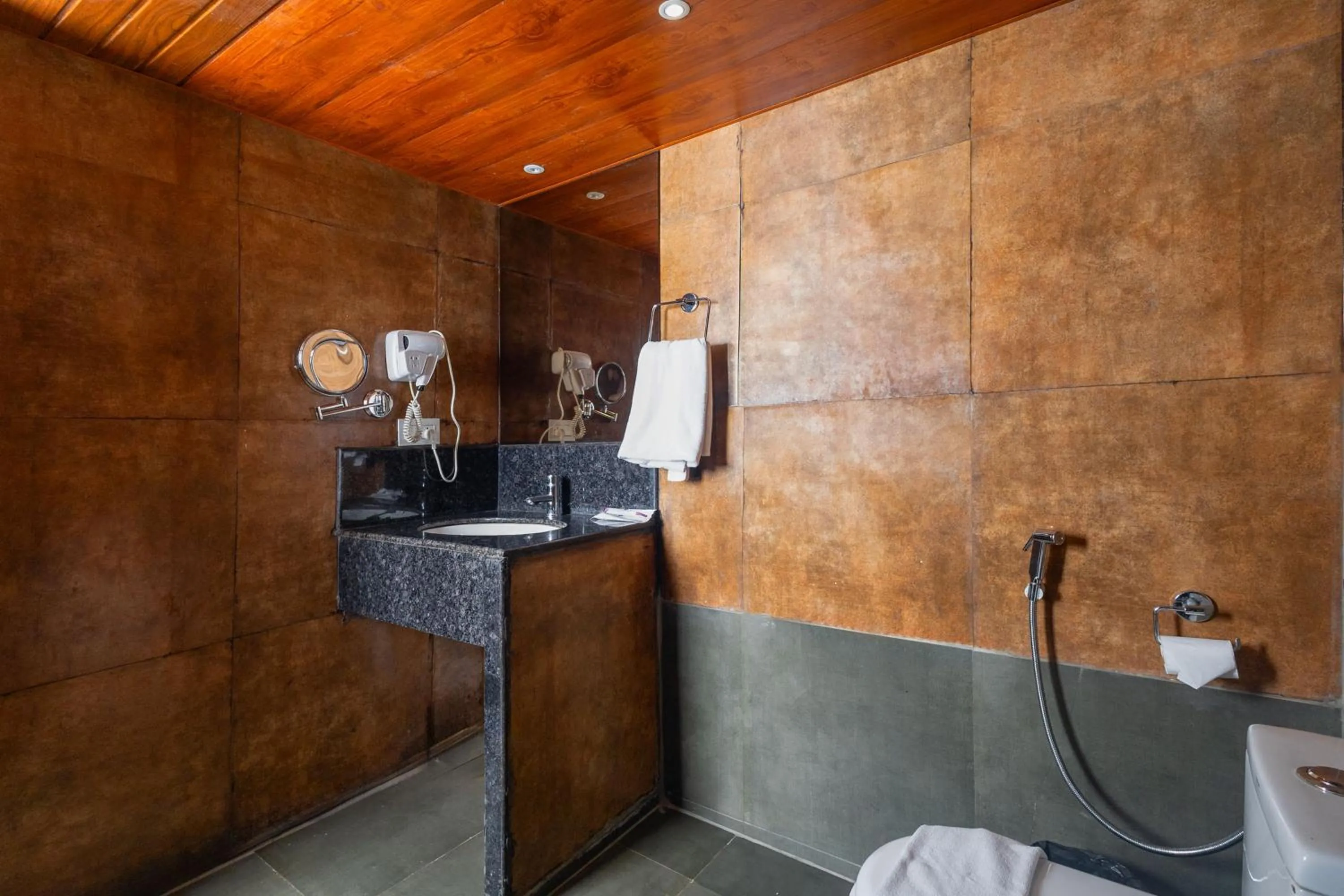 Sumitel Vista 800m from Mall Road