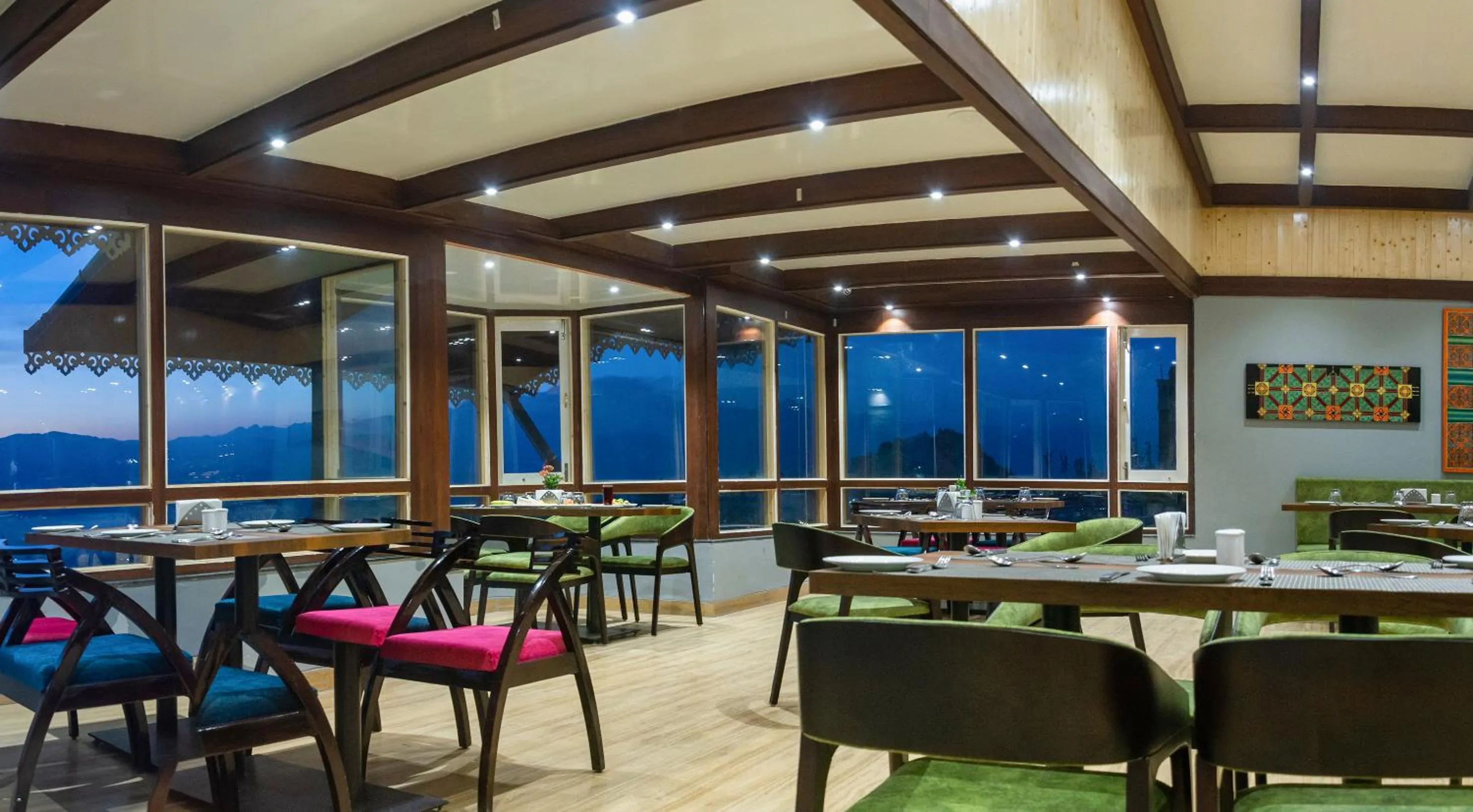 Restaurant/places to eat in Sumitel Vista 800m from Mall Road