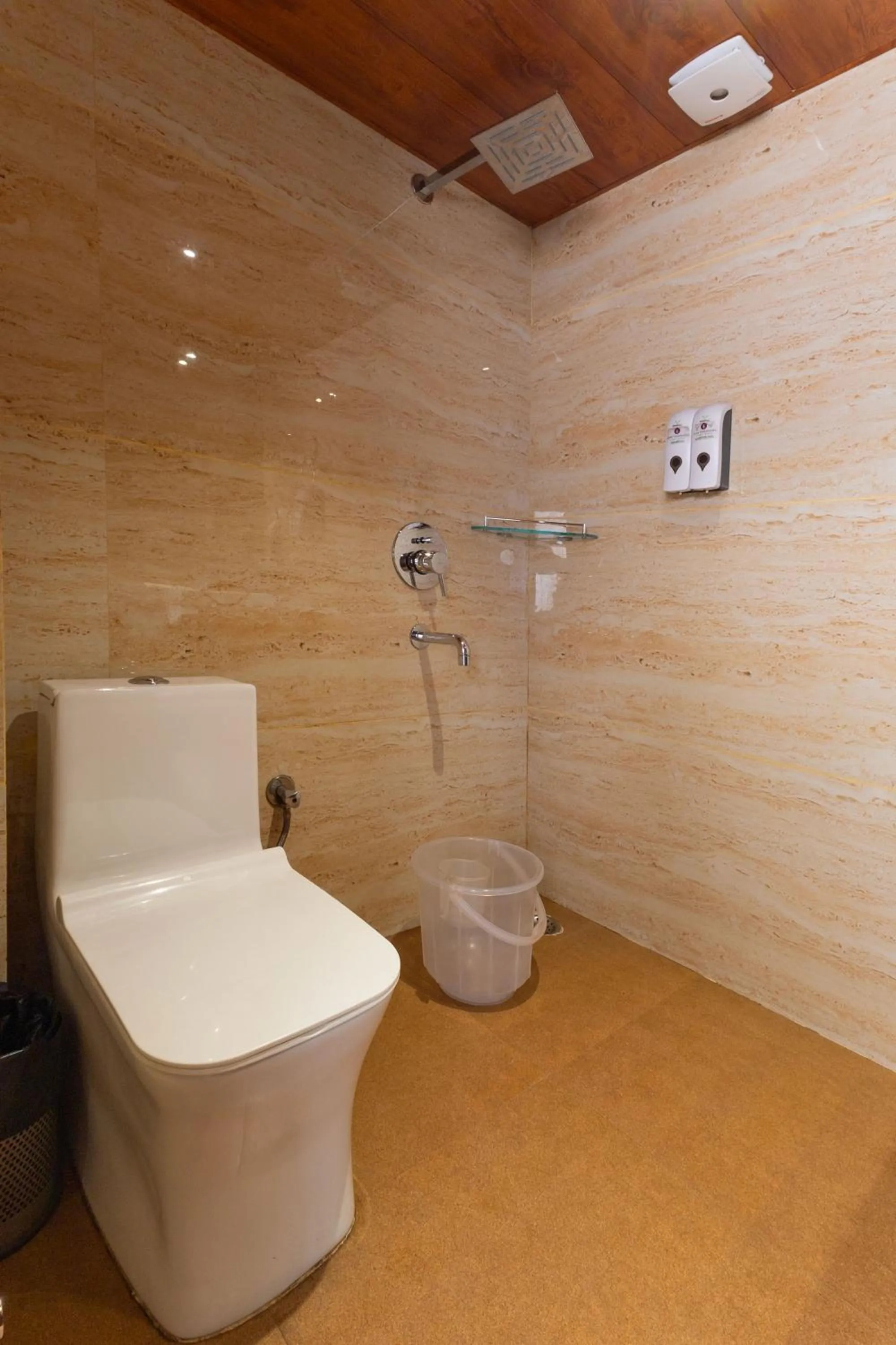Bathroom in Sumitel Vista 800m from Mall Road